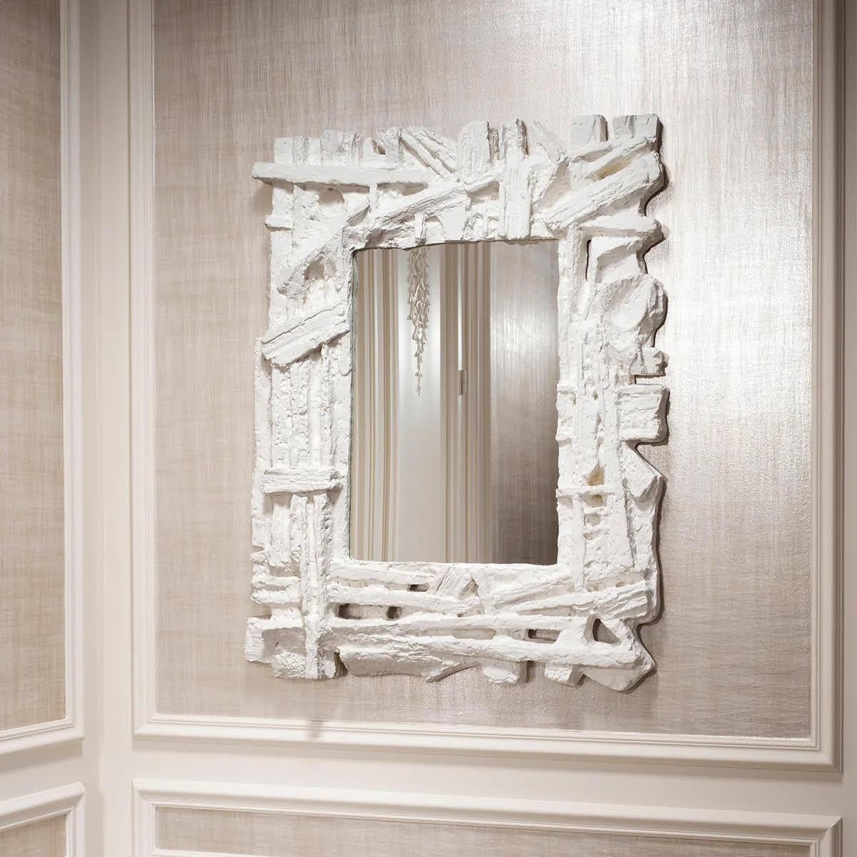 Eleganter Spiegel, mattweiß, Fiberglas, brutalistisches Design.

Dieser weiße Spiegel besticht durch sein kühnes brutalistisches Design und seine zeitlose Opulenz.
Dieser elegante Spiegel ist ein wahres Kunstwerk. Er ist aus Fiberglas gefertigt und