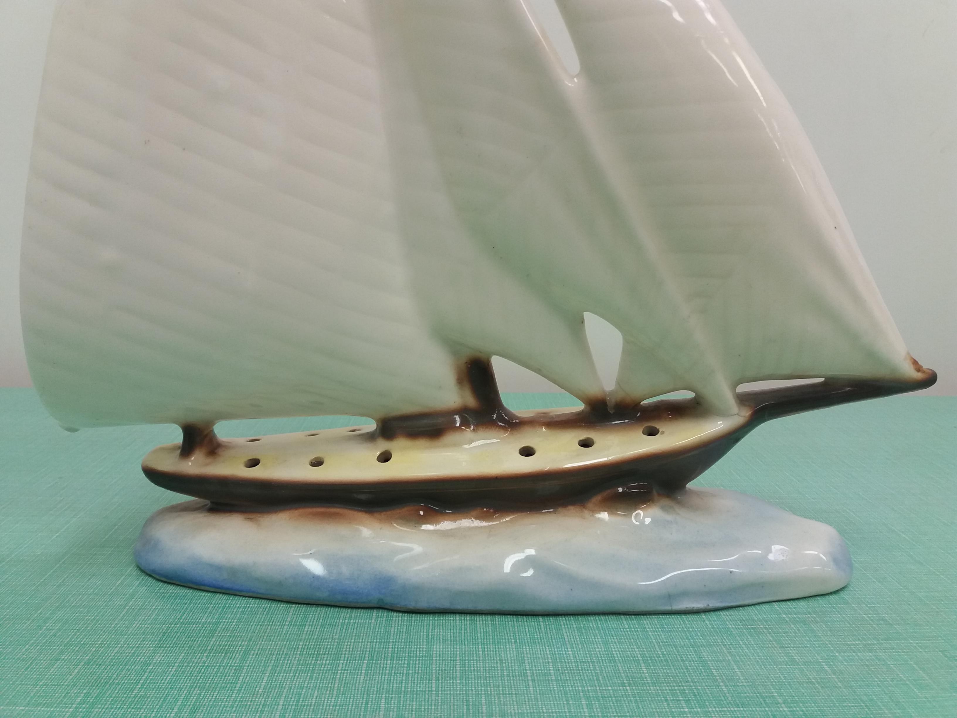 Modell eines Segelbootes aus Keramik im Design, 1935 im Angebot 4