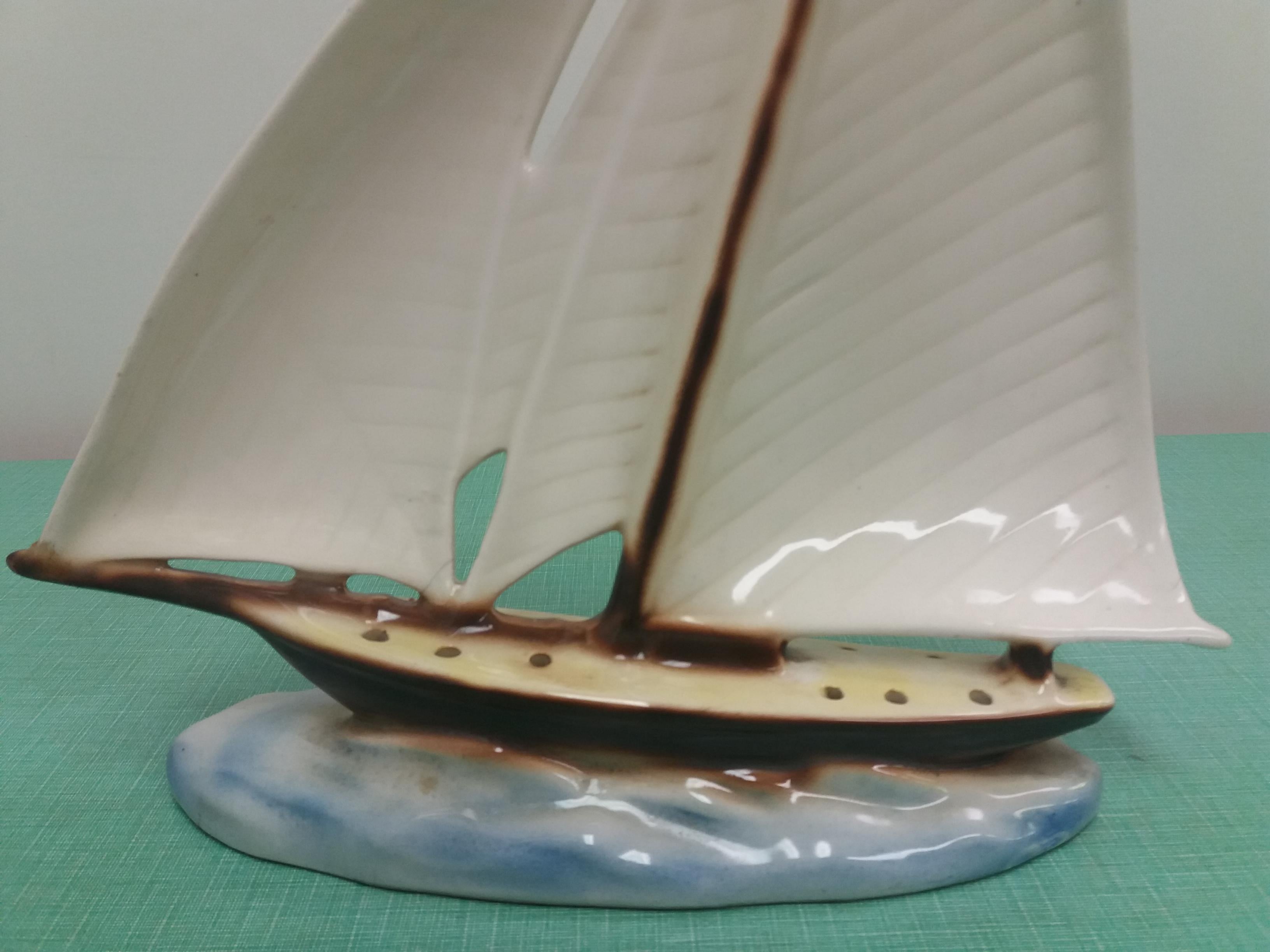 Modell eines Segelbootes aus Keramik im Design, 1935 im Angebot 2
