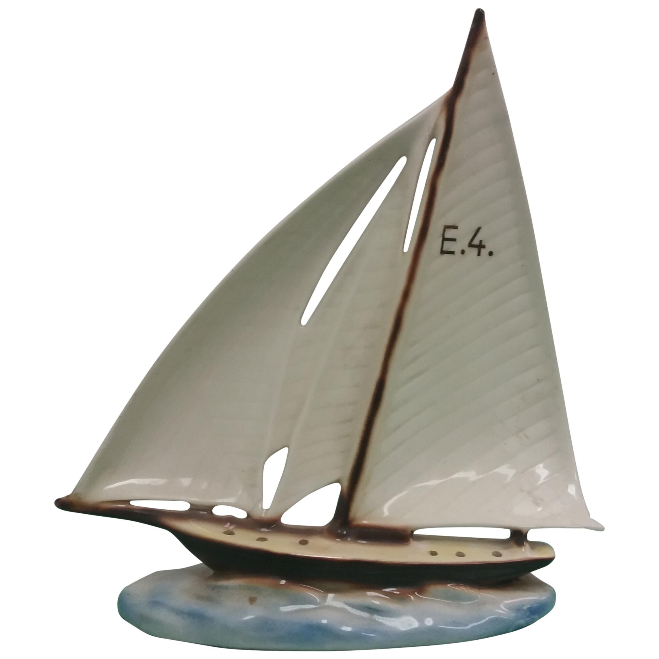 Modell eines Segelbootes aus Keramik im Design, 1935 im Angebot