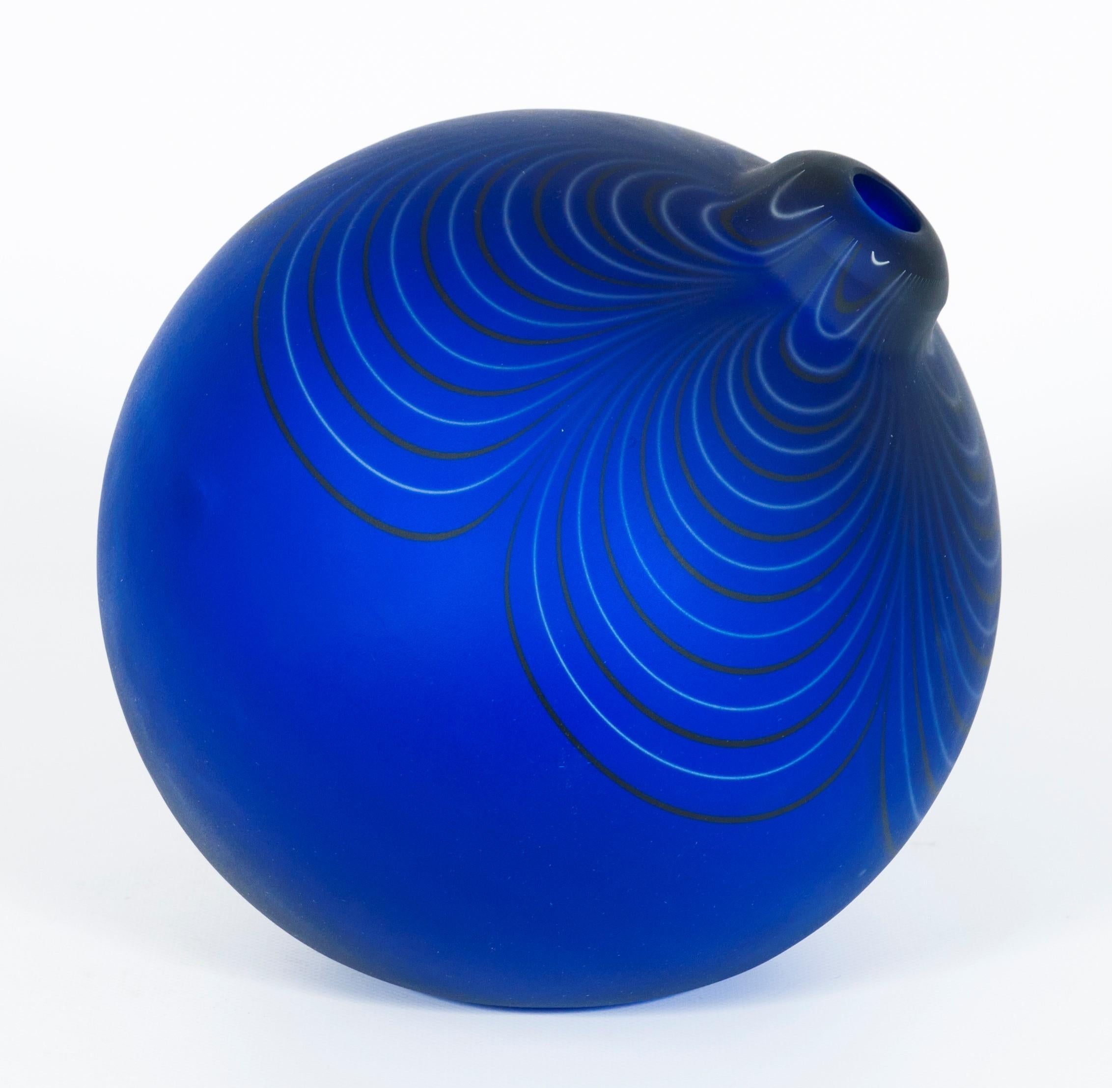 Design Murano Glas Blaue Kugel von Alberto Donà, Italien, 1980er Jahre.
Dieses einzigartige Kunstwerk ist einfach hervorragend. Ein Vintage-Meisterwerk des bekannten italienischen Künstlers Alberto Donà, das in den 1980er Jahren auf der Insel