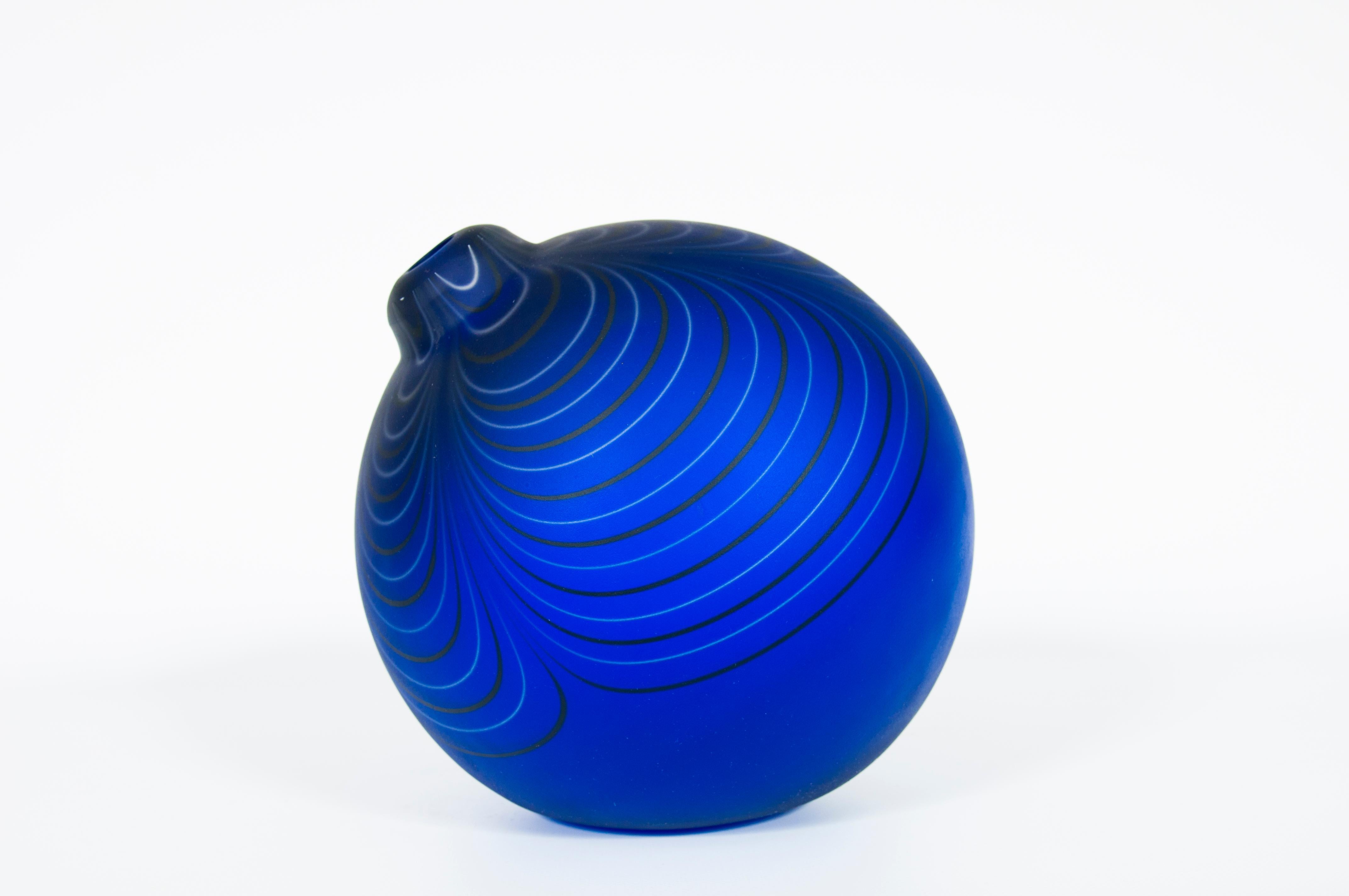 Verre taillé Design Sphère bleue en verre de Murano par Alberto Donà, Italie, années 1980 en vente