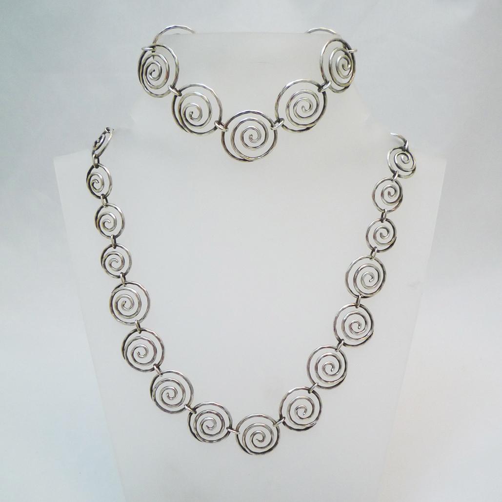 Design necklace and bracelet Silver Scandinavia

Silversmith work of the 60s made of 835 silver, running spirals as a necklace with matching bracelet

chain length: 42 cm

Bracelet length: 19 cm

Scandinavia 1960-70