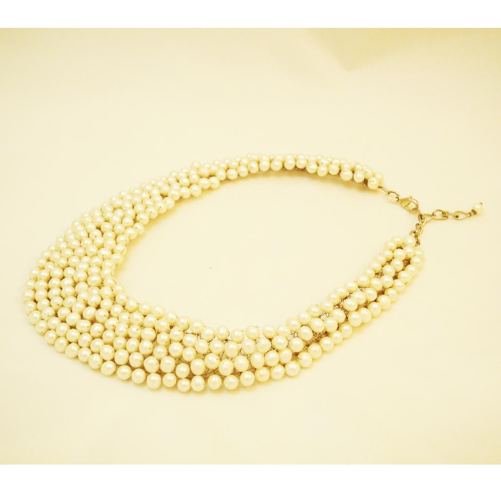 Design necklace made of freshwater pearls, opulent statement collier
Necklace made of real freshwater pearls with an adjustable clasp

chain length: 46 cm

Modern design object