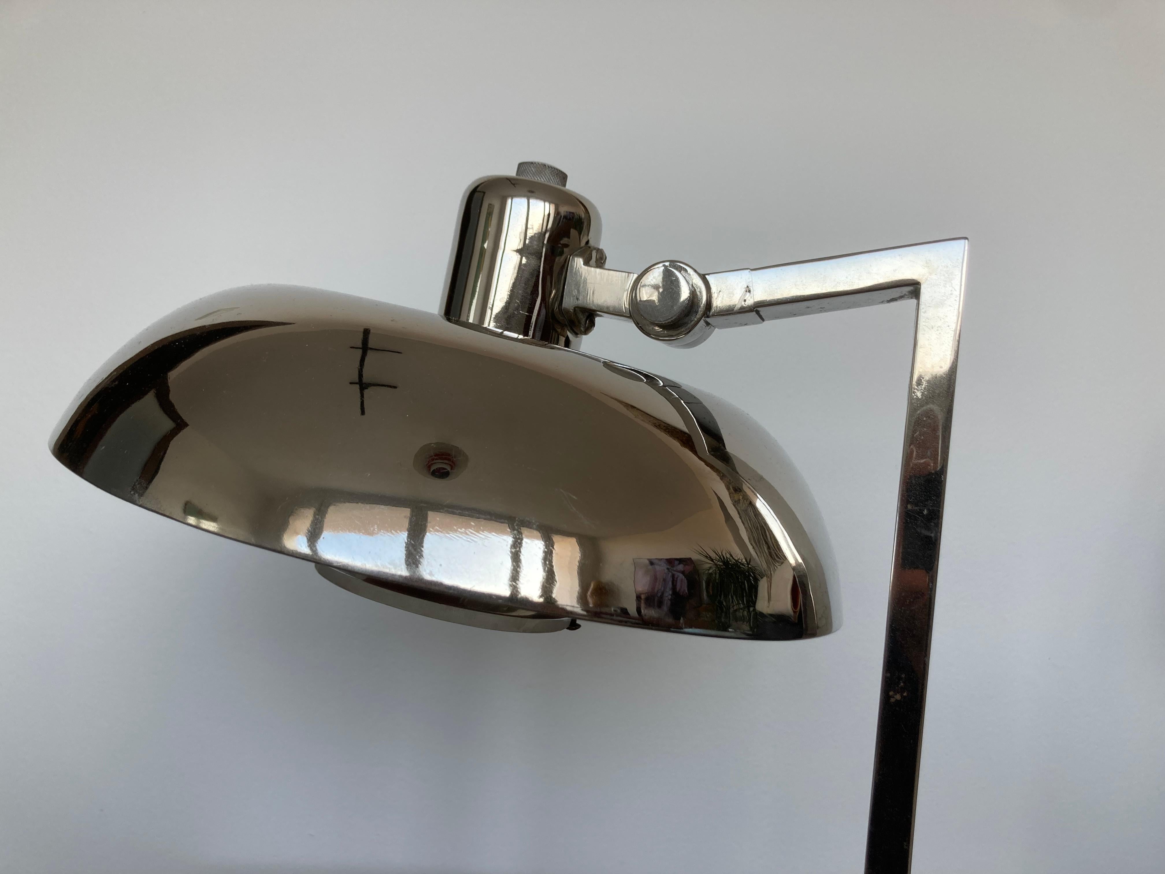 Tchèque Rare lampe de bureau Bauhaus chromée au design original, années 1930 en vente