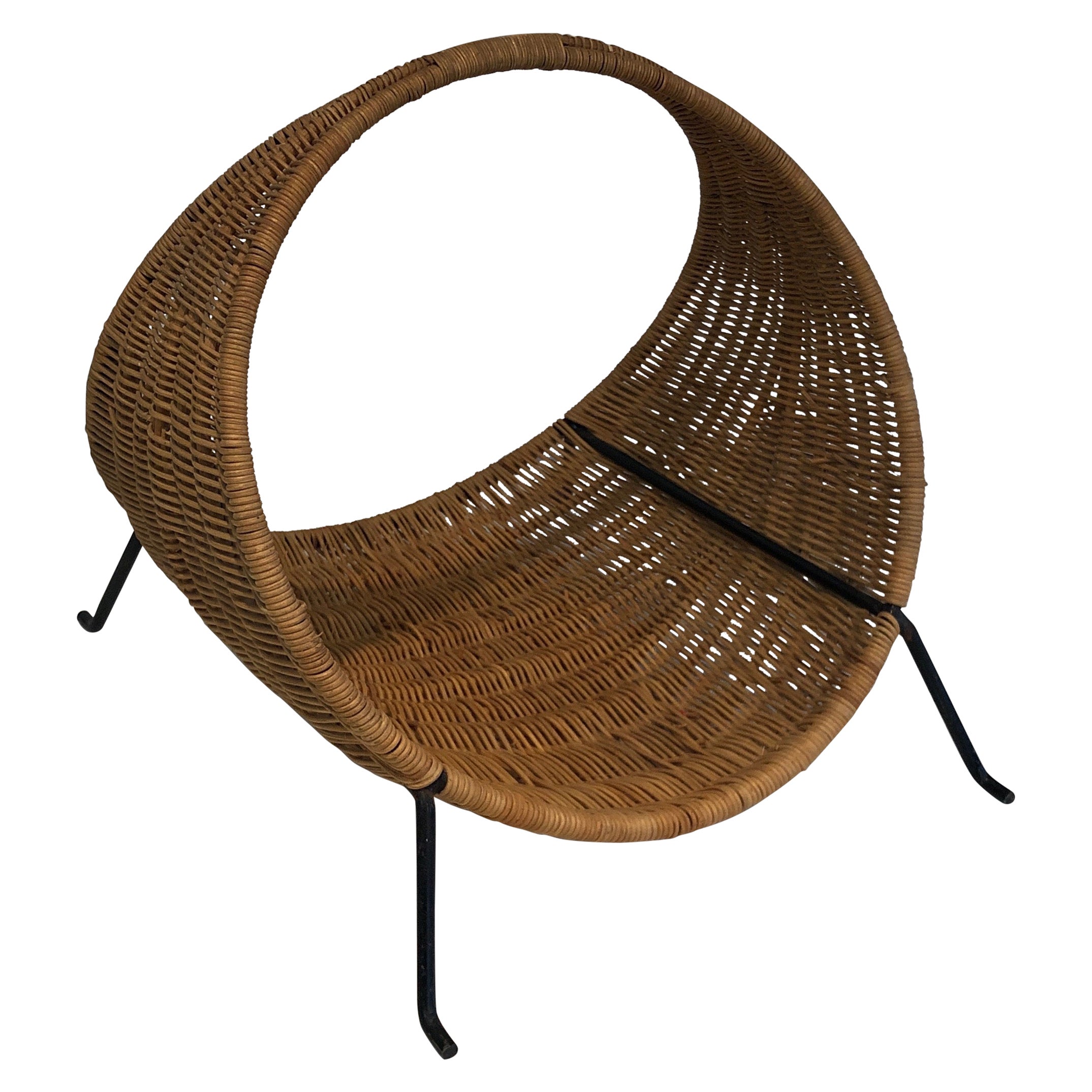 Design-Logs-Halter aus Rattan und schwarz lackiertem Metall im Angebot