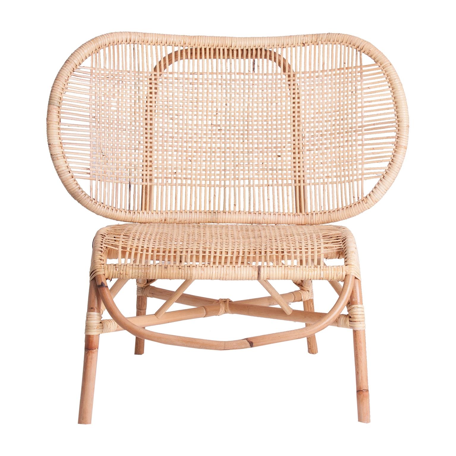 Design und origineller Loungesessel mit luftiger Struktur aus Schilfrohr und natürlichem Rattan.