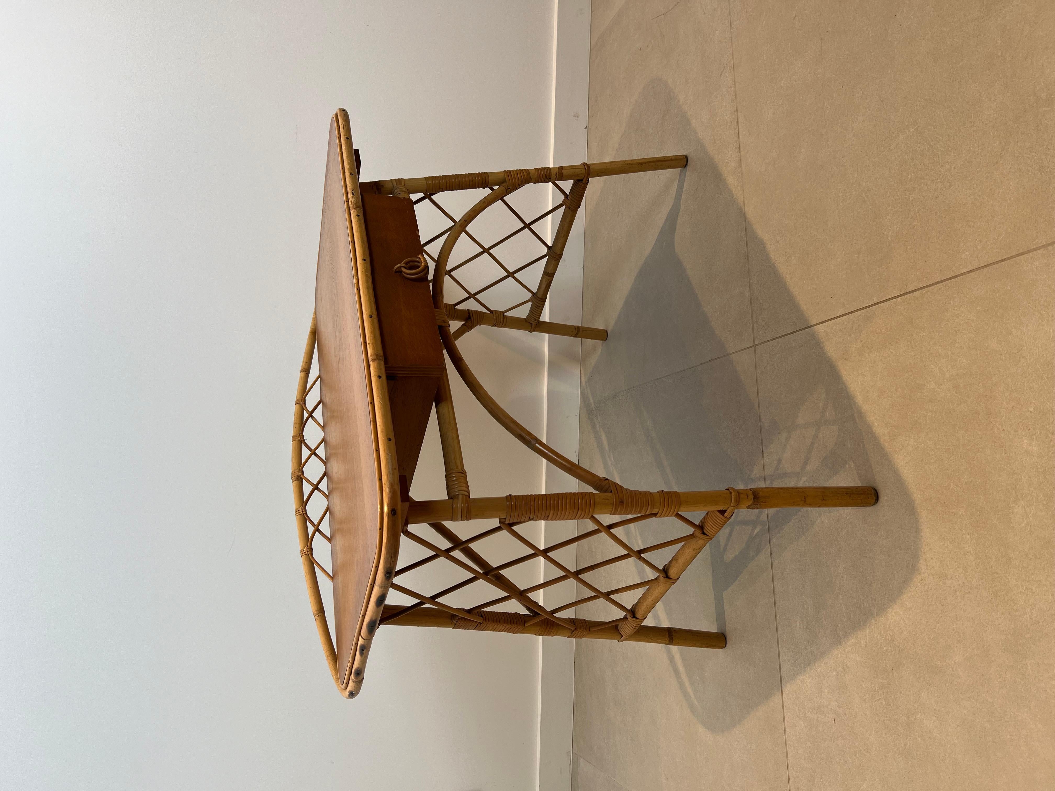 Questa scrivania dal design molto elegante è realizzata in rattan. Questa è un'opera francese di Louis Sognot. Circa 1950