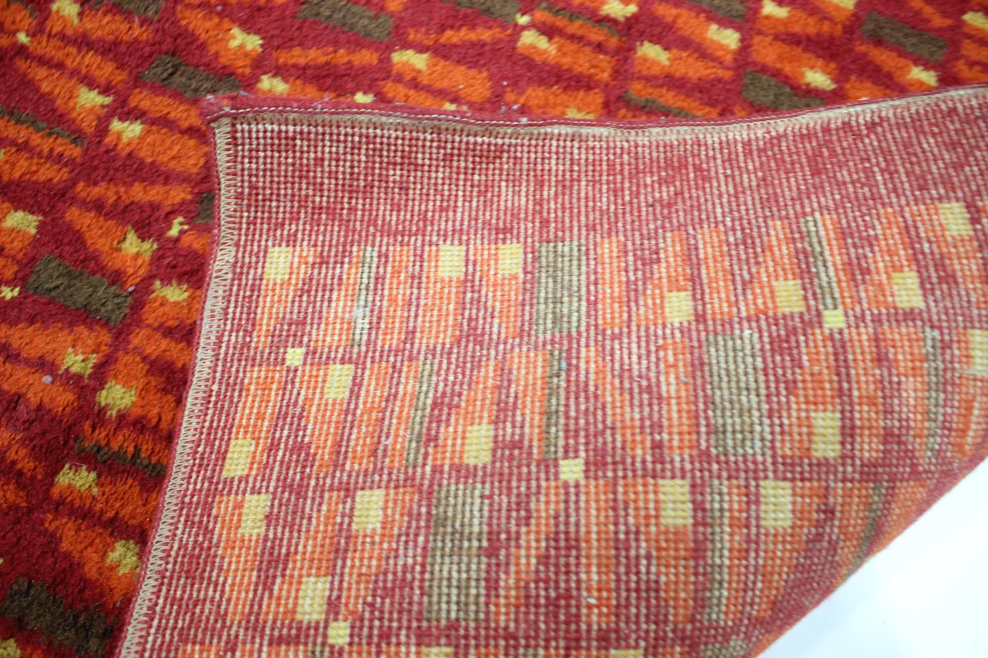 Alfombra de lana roja de diseño, años 60 Moderno de mediados de siglo en venta