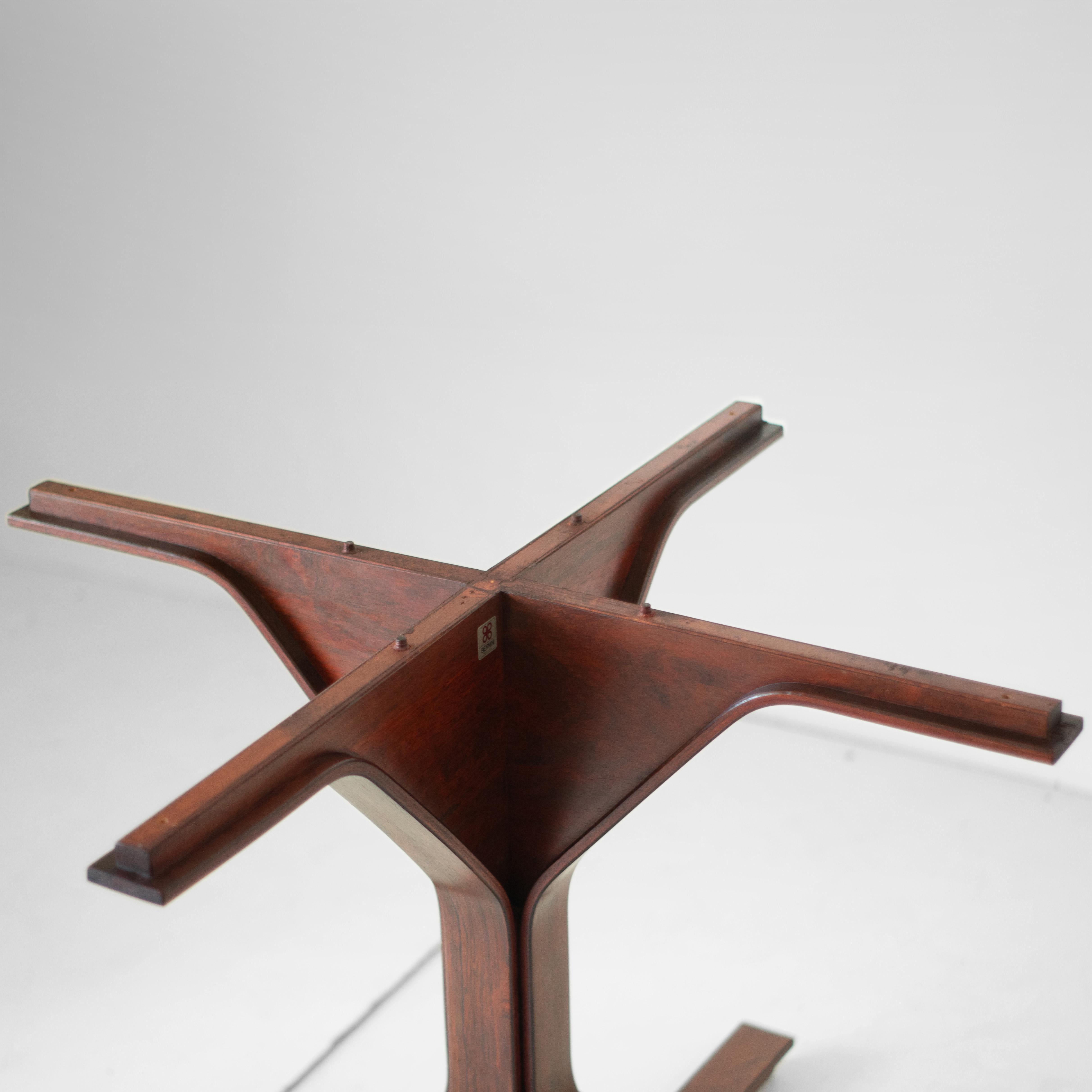 Design Round Wooden Dining Table, Model 522 by Gianfranco Frattini for Bernini For Sale 4