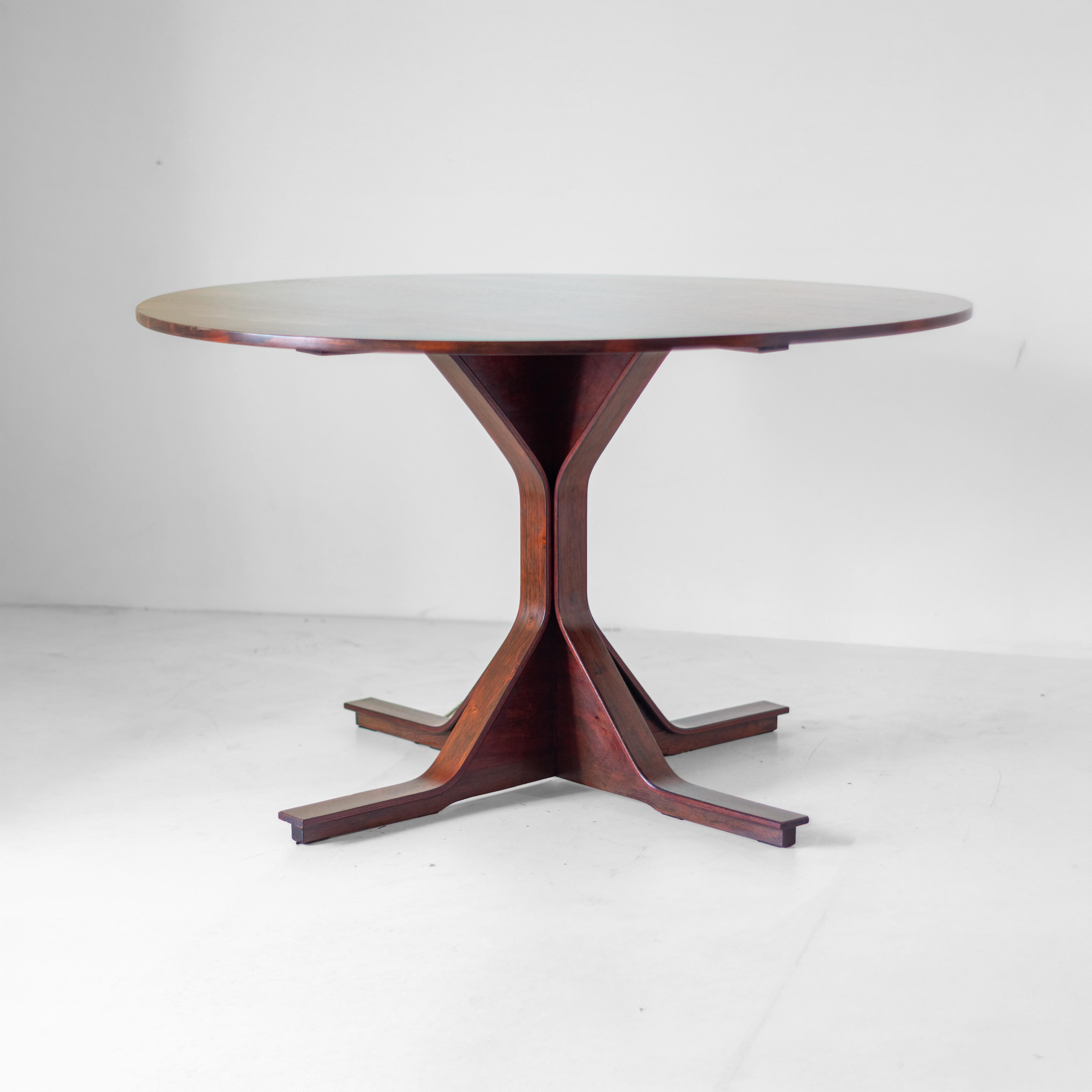 Design Round Wooden Dining Table, Model 522 by Gianfranco Frattini for Bernini

Rare and elegant Model 522 round dining table designed by Gianfranco Frattini for Bernini, Italy, 1960s. A true statement piece that perfectly captures the elegance,