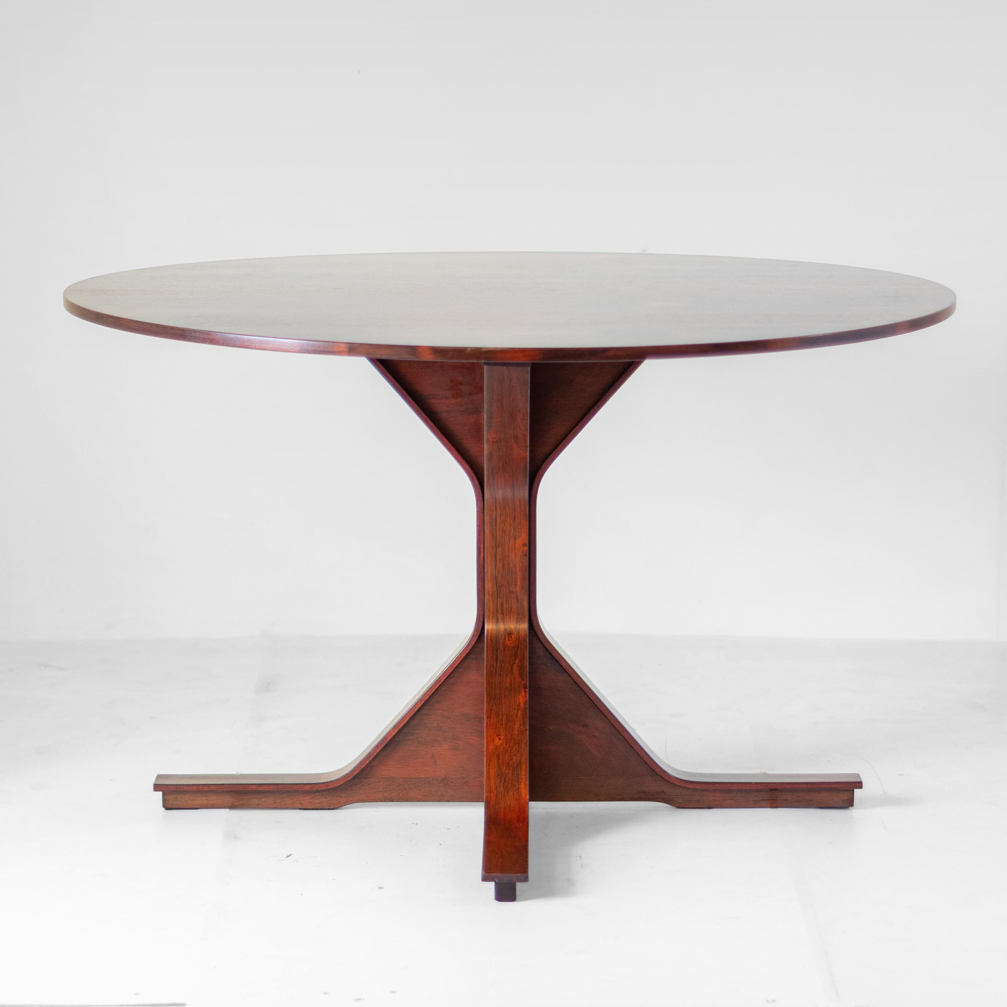 Italian Design Round Wooden Dining Table, Model 522 by Gianfranco Frattini for Bernini For Sale