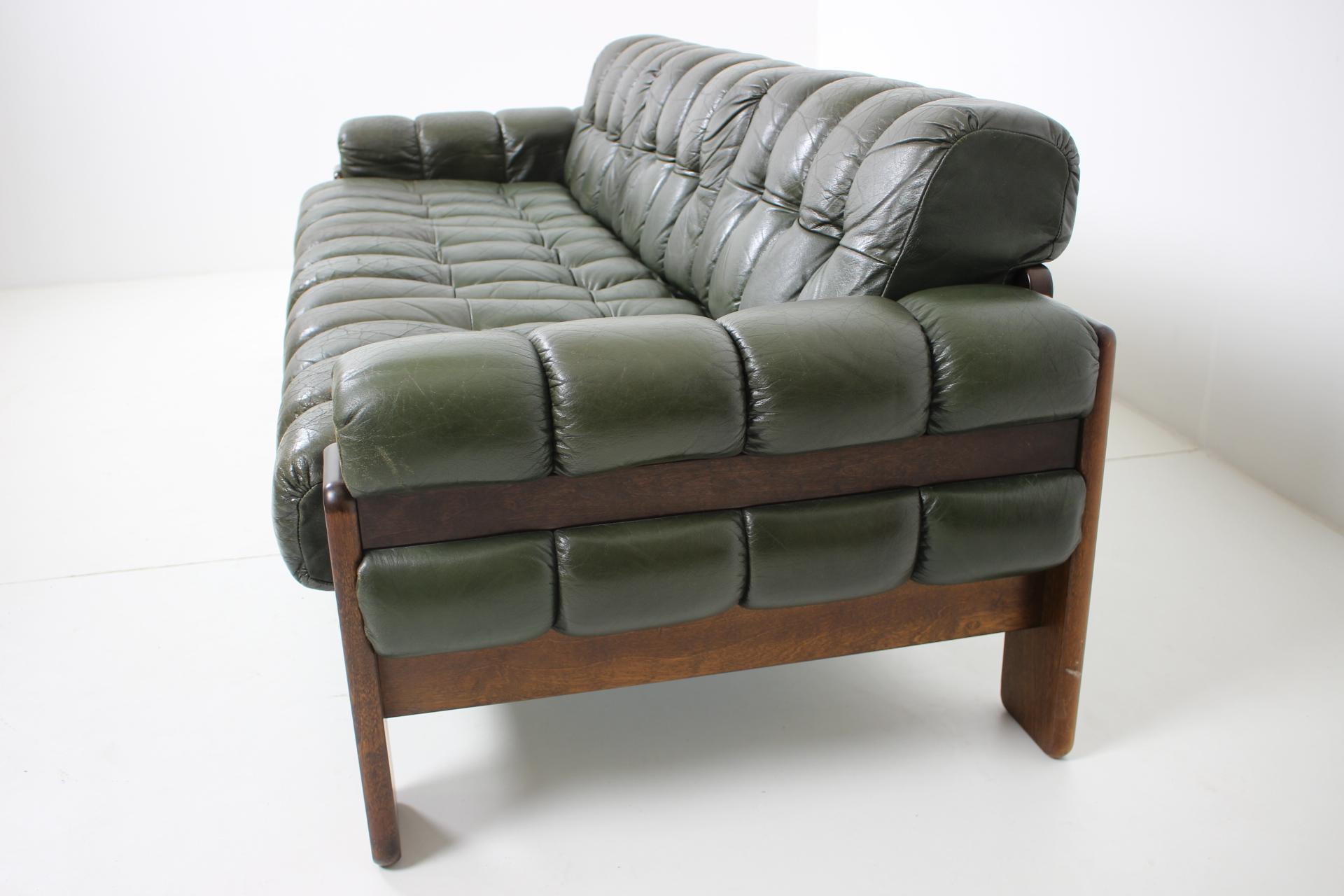 Design Scandinavian Leather Sofa by Kaluste Yhtymä, Finland, 1970s In Good Condition In Praha, CZ