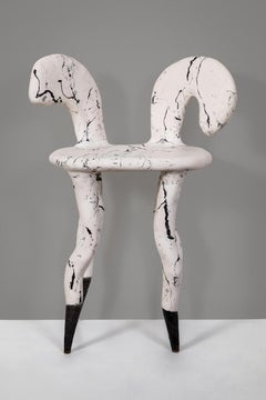 Silla escultural en blanco y negro, única en su género, hecha a mano