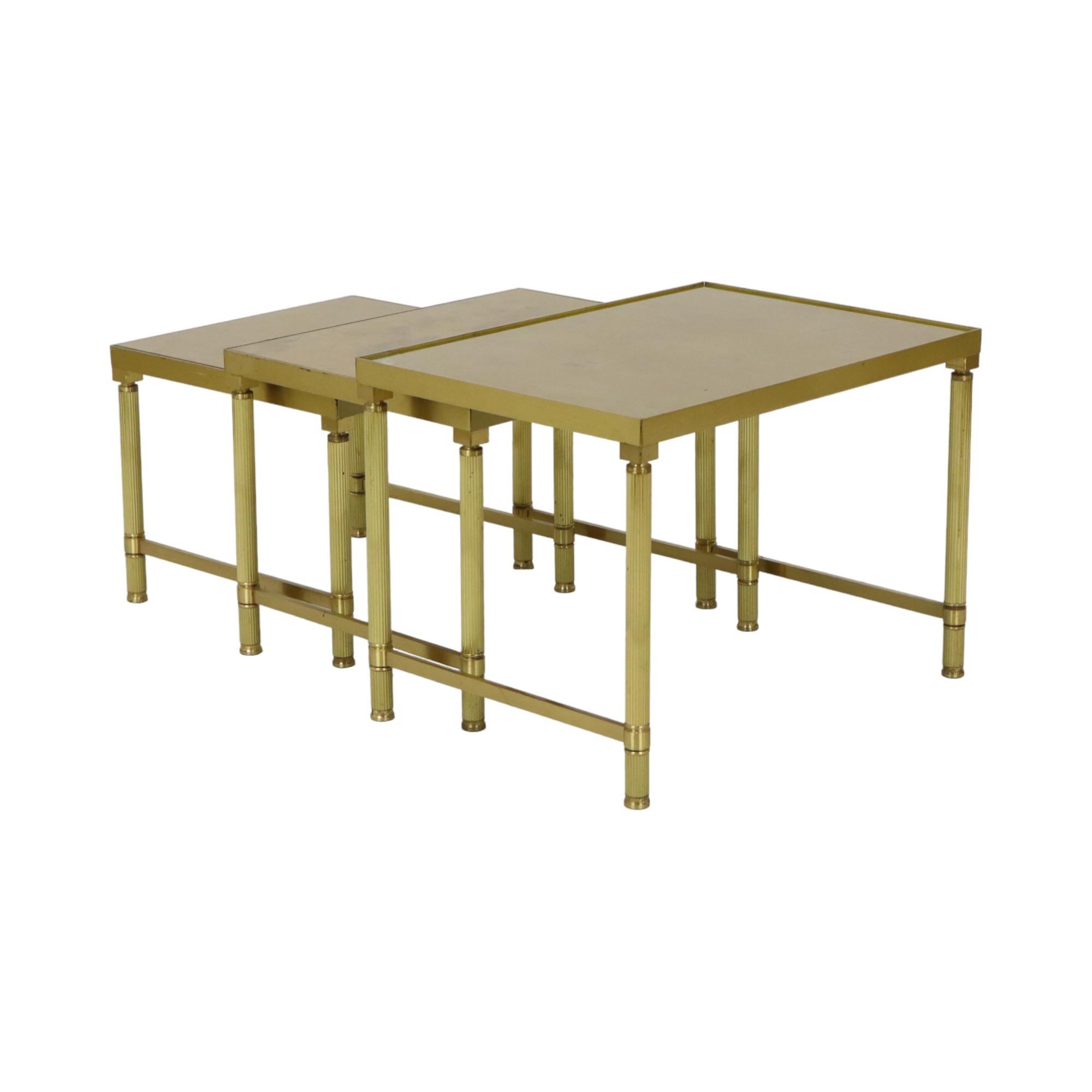 Design Set of 3 Nesting Tables Brass Copper Glass Gold Style Maison Jansen In Good Condition For Sale In Poperinge, BE