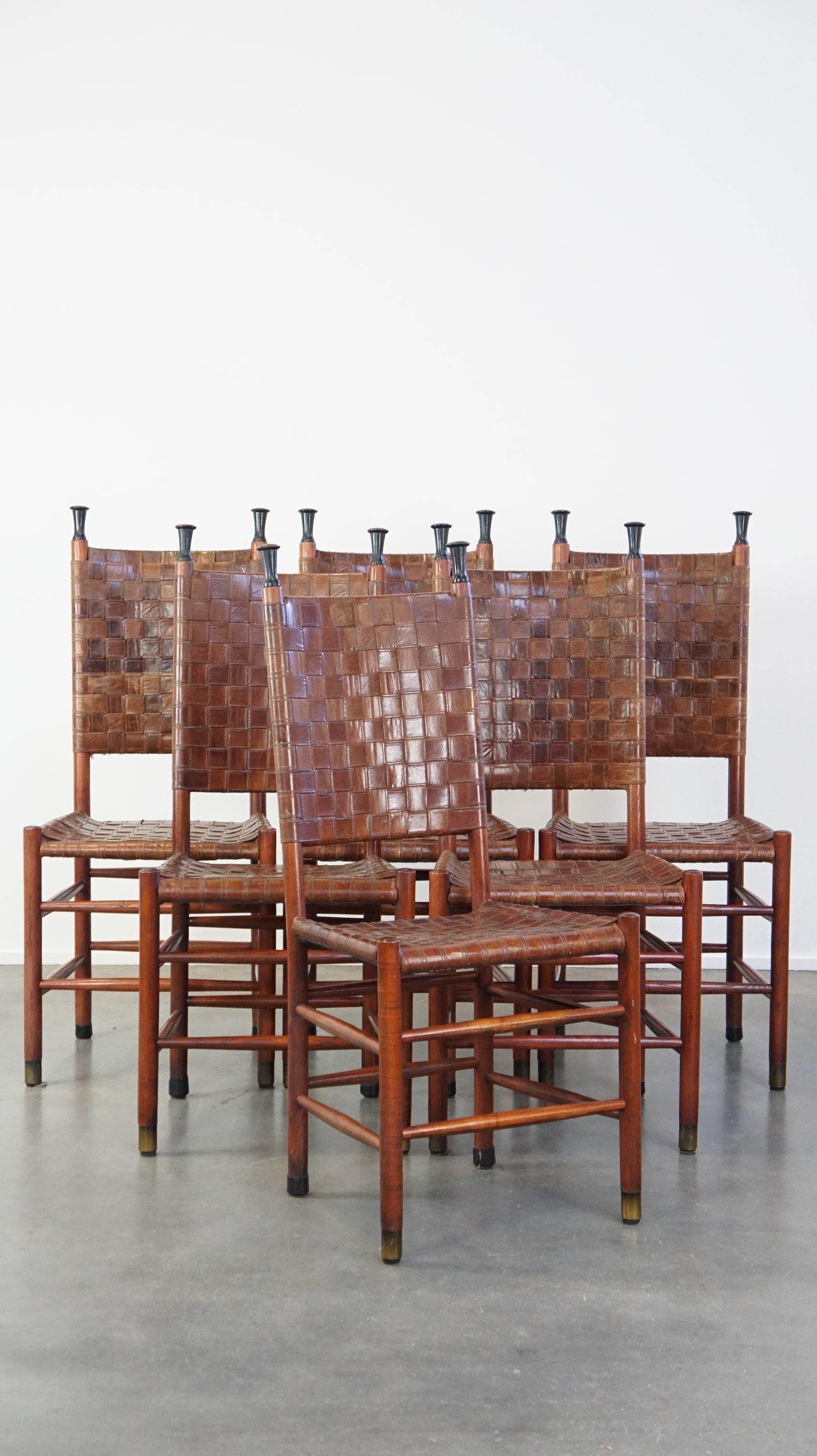 Who could resist such a fantastic set of dining chairs and a practical extendable dining table from the renowned Dutch brand Schuitema? Certainly not us! The 6 dining chairs feature a straight wooden frame with woven leather seat and backrest,