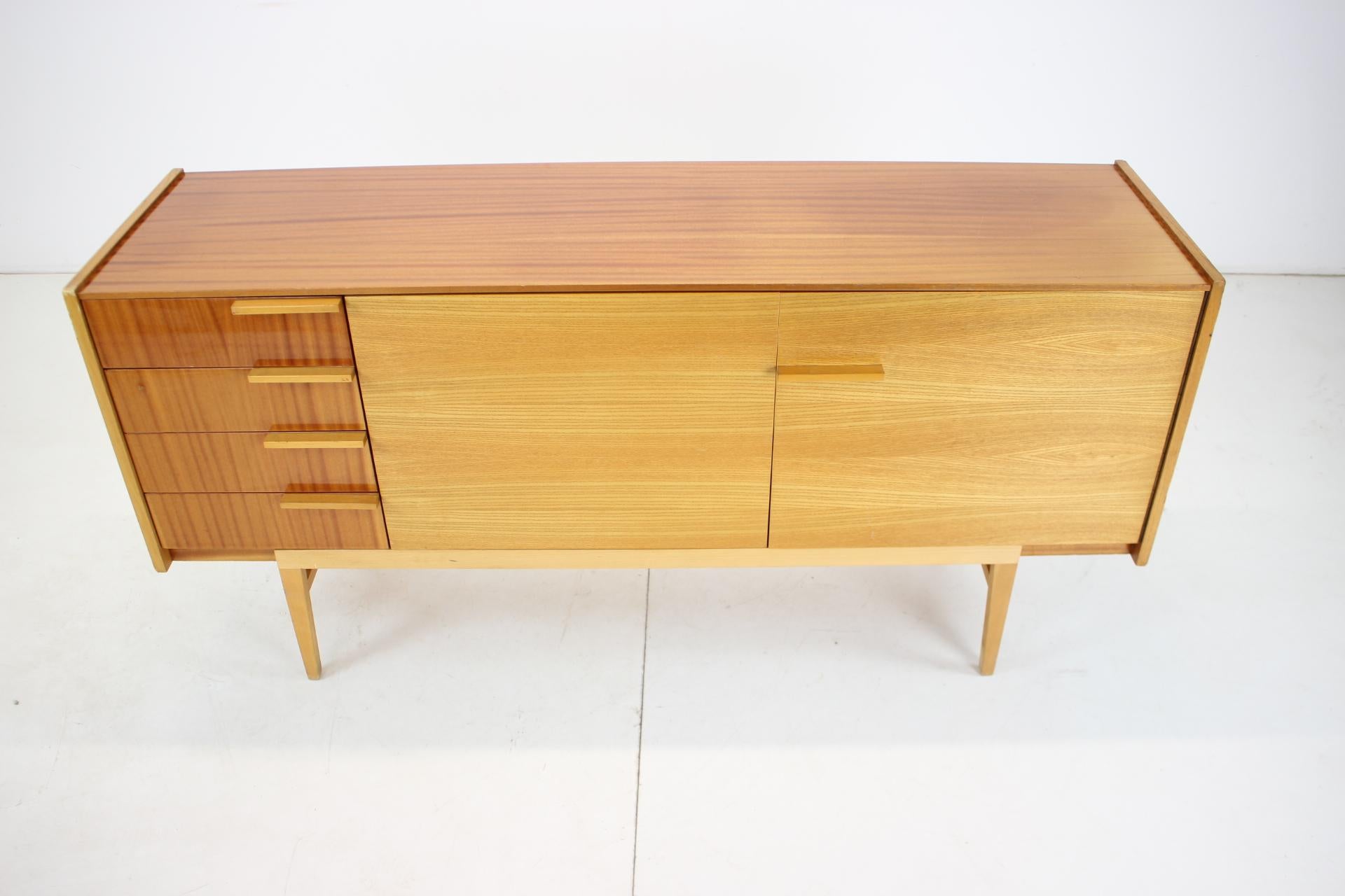 - 1960s
- Designer: František Mezulánik
- Manufacturer: UP Závody
- Good original condition, top plate shows signs of use
- Veneered back, also suitable for the middle of the room.