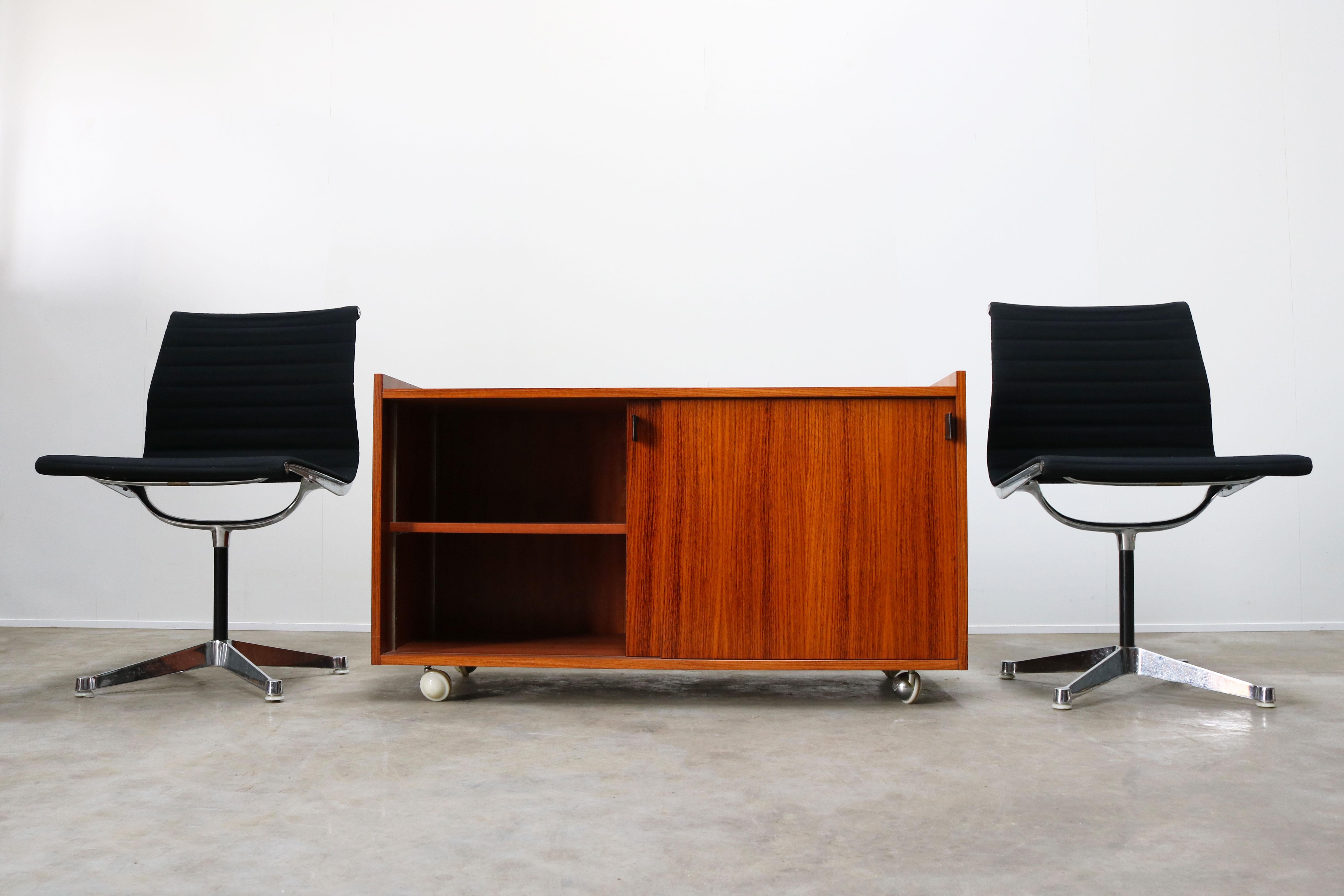 Sideboard / Schrank im Design von Florence Knoll für De Coene, Leder-Rosenholz, 1960 (Chrom) im Angebot