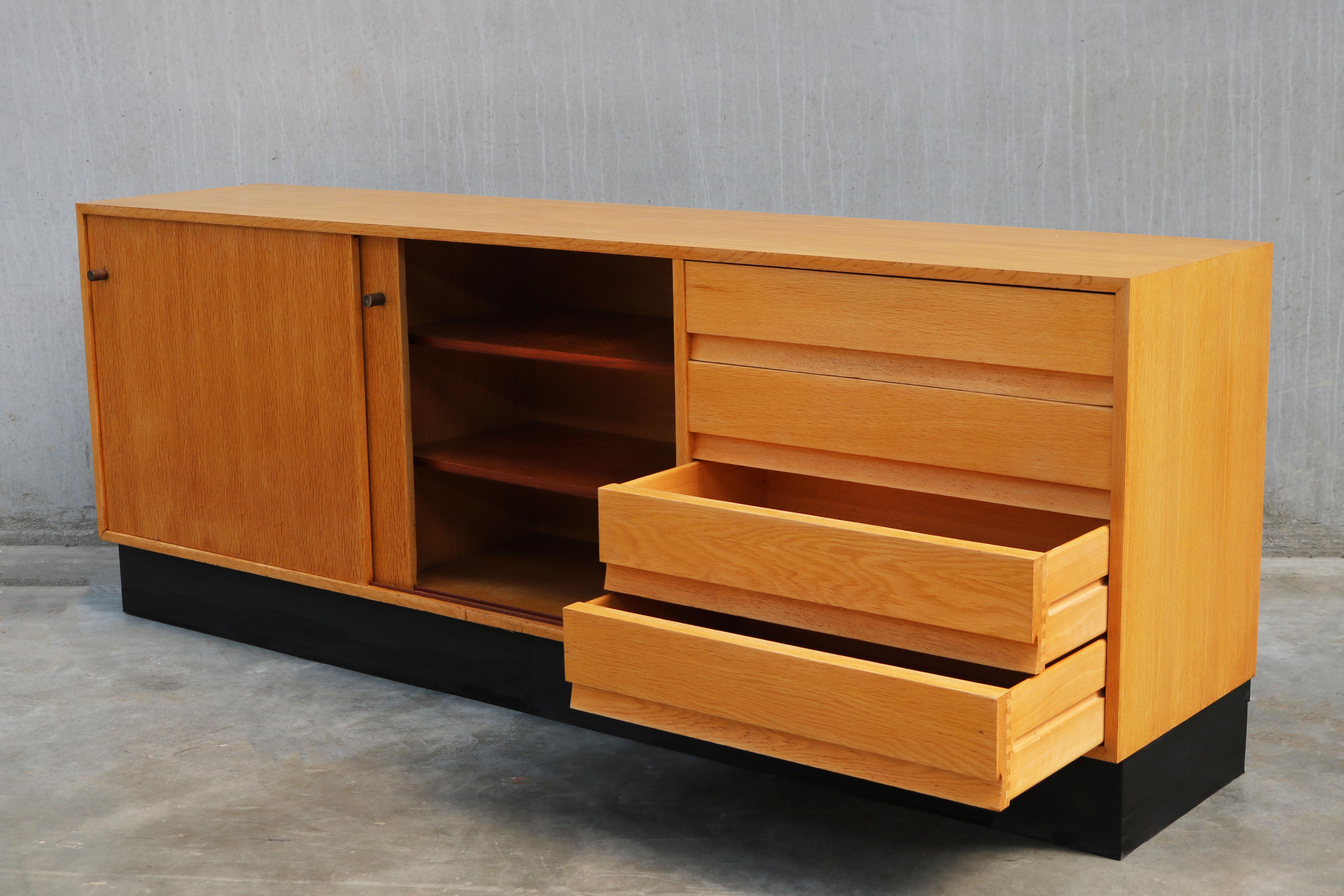 Modello di credenza di design: Abstracta di Jos De Mey per Van den Berghe-Pauvers Oak in vendita 3
