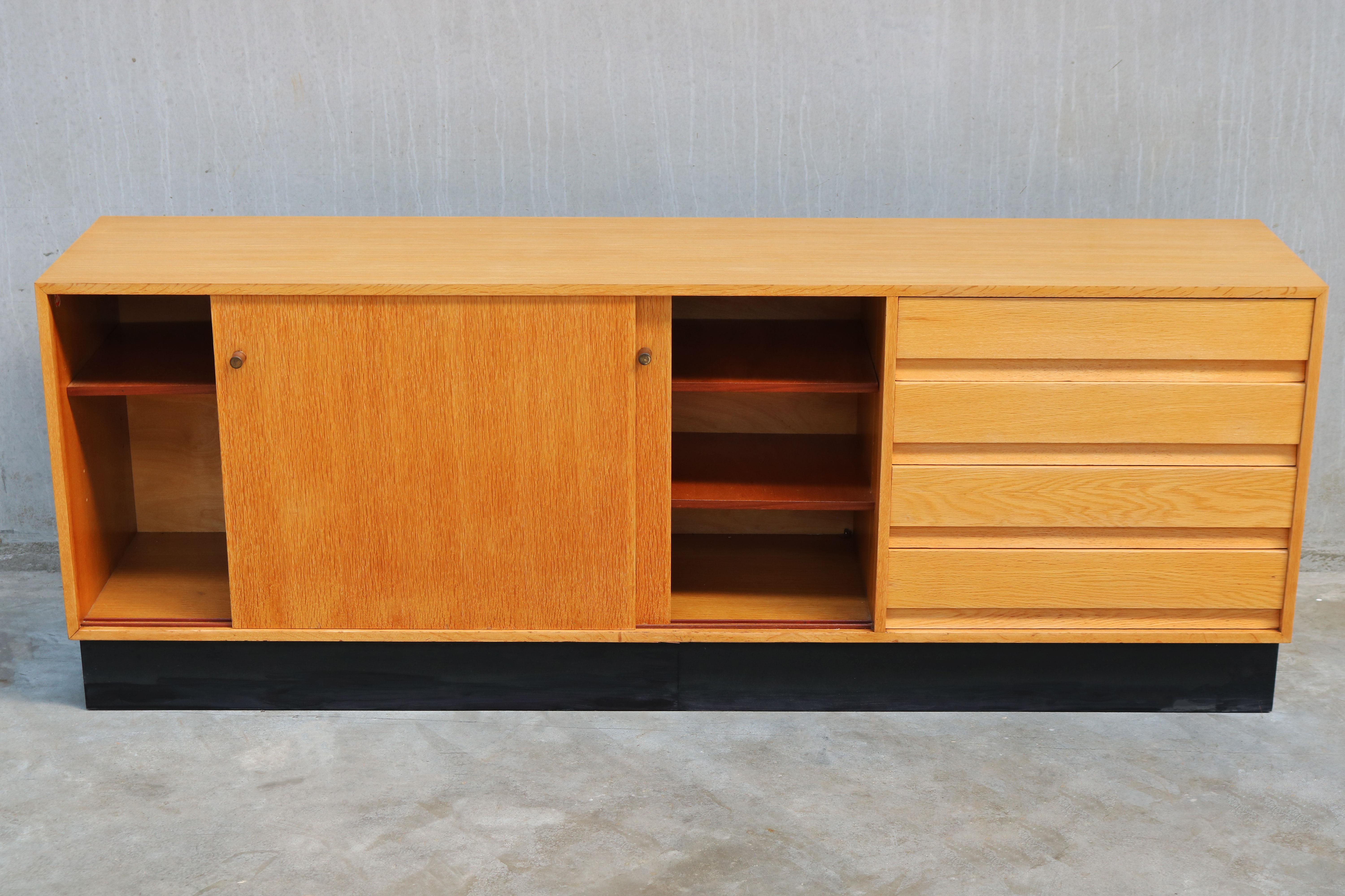 Modello di credenza di design: Abstracta di Jos De Mey per Van den Berghe-Pauvers Oak in vendita 4