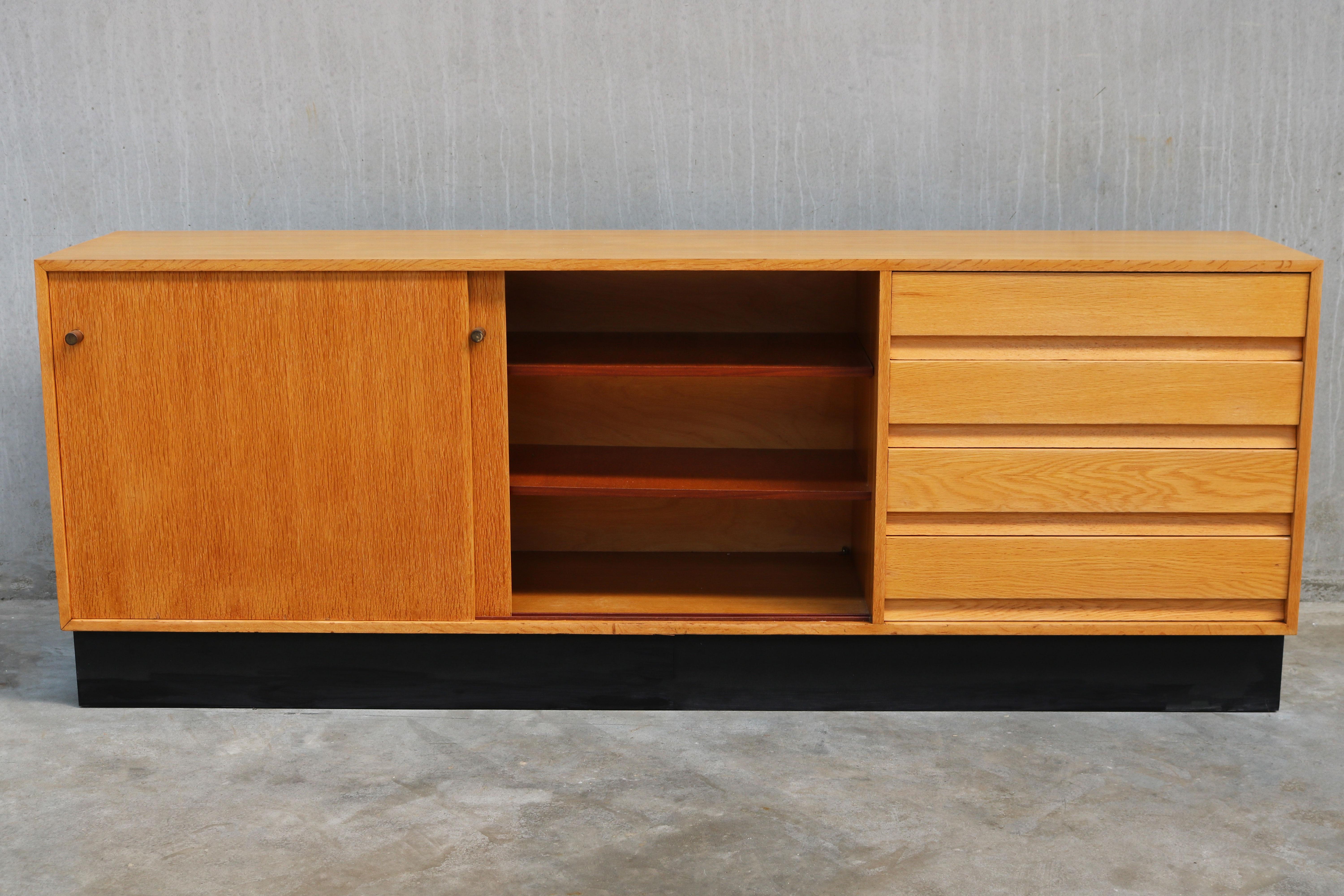 Eleganza e semplicità: Credenza in Oak di Jos De Mey per Van den Berghe-Pauvers 1950, Serie Abstracta
Eleva i tuoi interni con questa squisita credenza in Oak, parte della serie Abstracta disegnata da Jos De Mey nel 1950 per Van den Berghe-Pauvers,