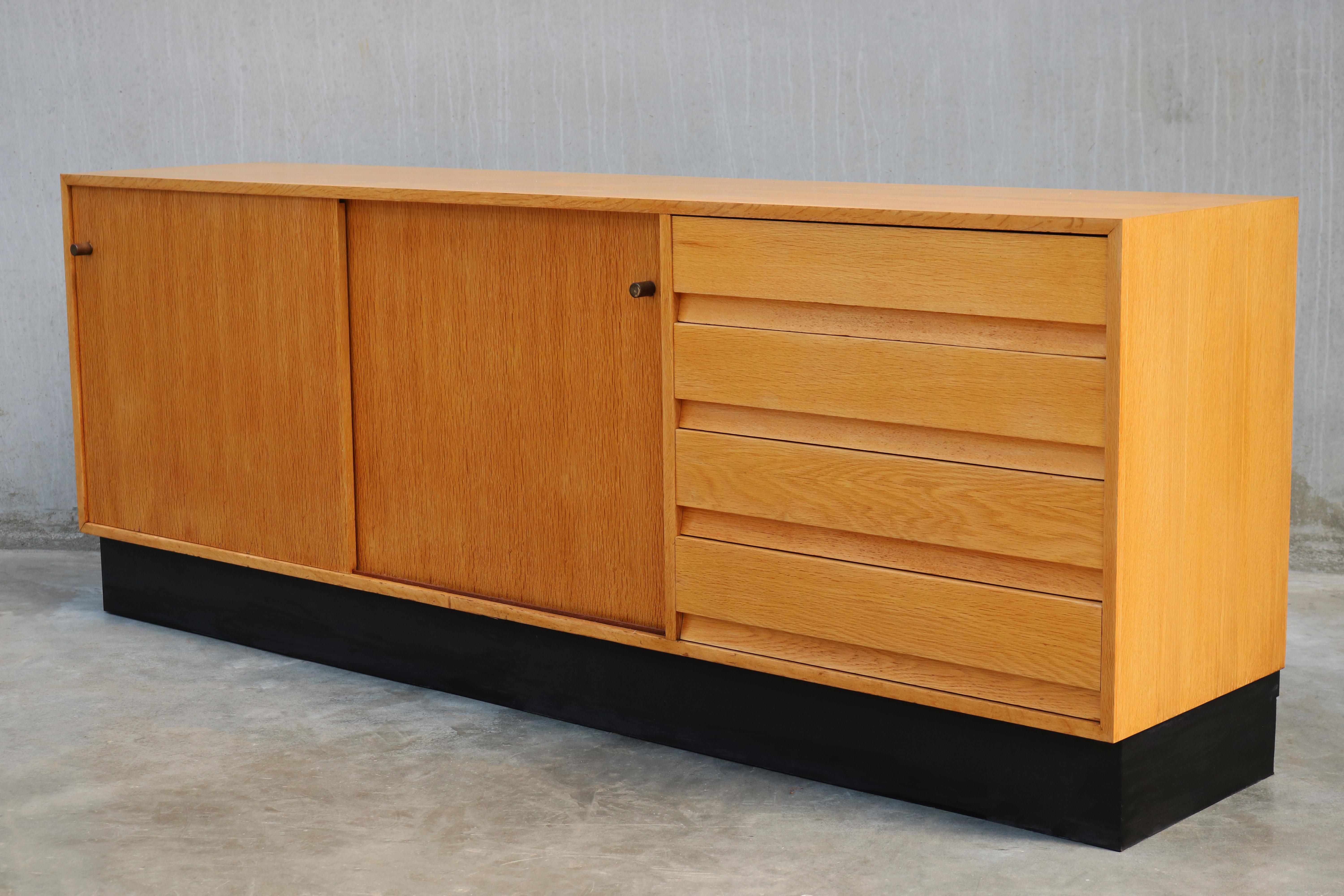 Mid-Century moderno Modello di credenza di design: Abstracta di Jos De Mey per Van den Berghe-Pauvers Oak in vendita