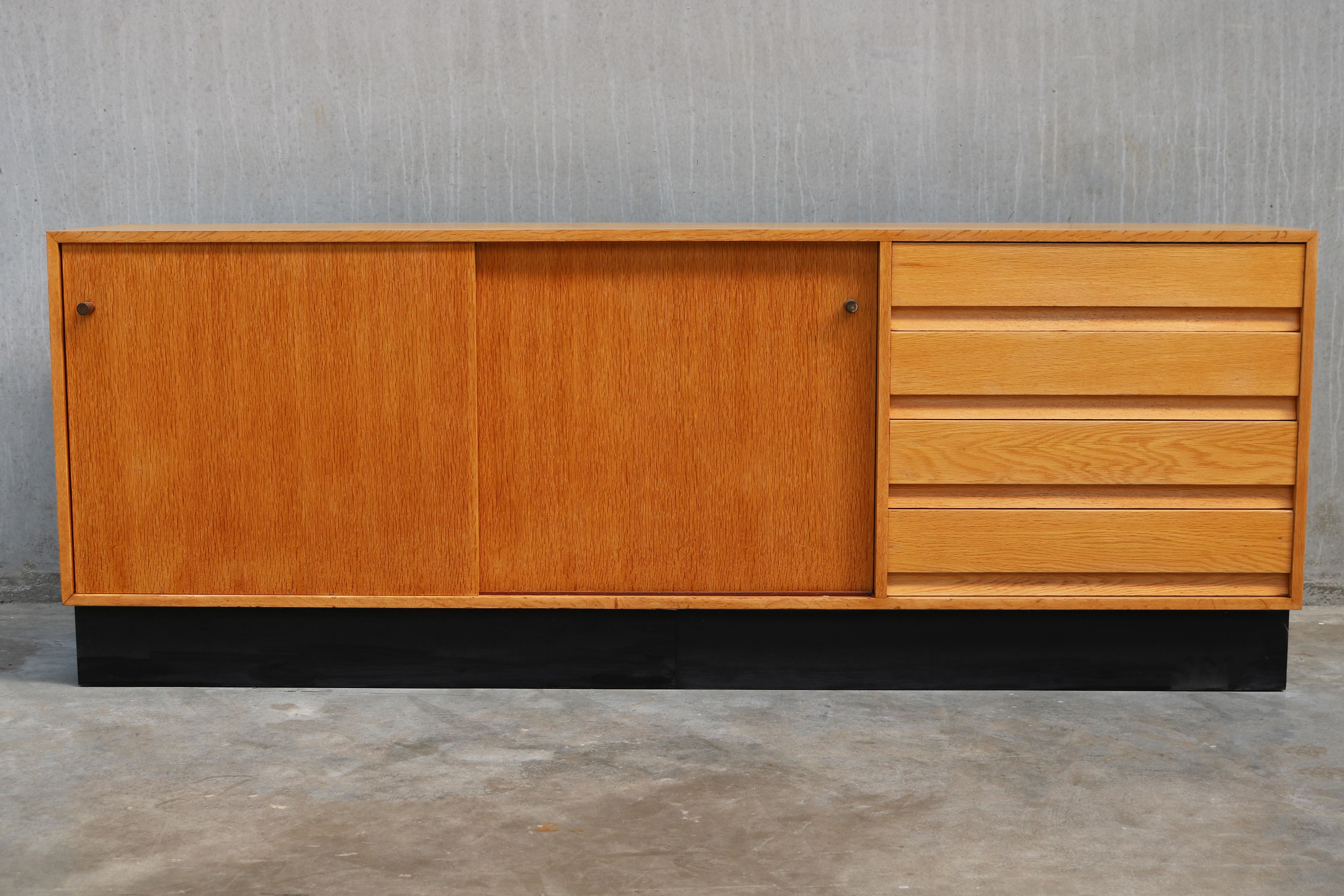 Belga Modello di credenza di design: Abstracta di Jos De Mey per Van den Berghe-Pauvers Oak in vendita