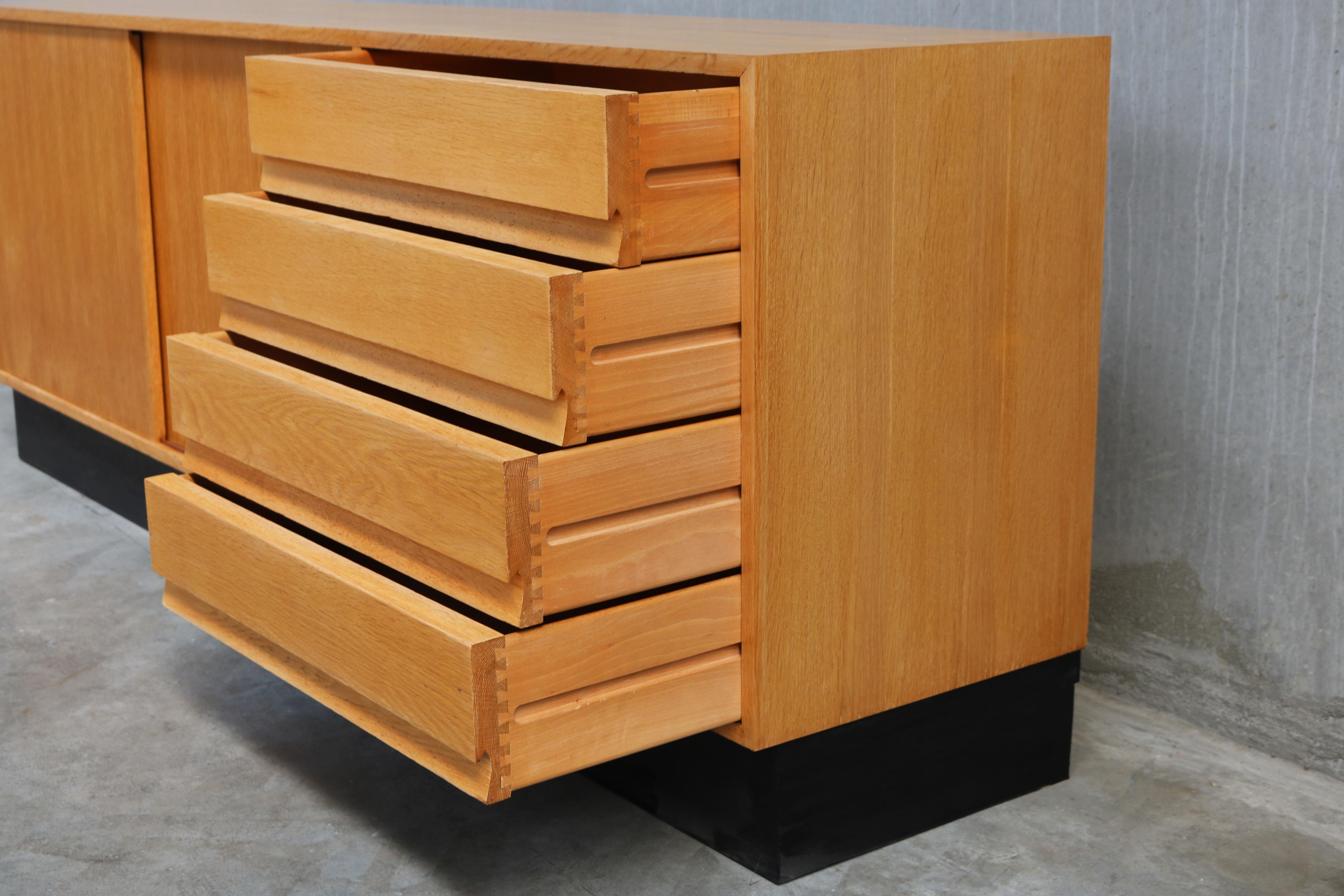 Fatto a mano Modello di credenza di design: Abstracta di Jos De Mey per Van den Berghe-Pauvers Oak in vendita