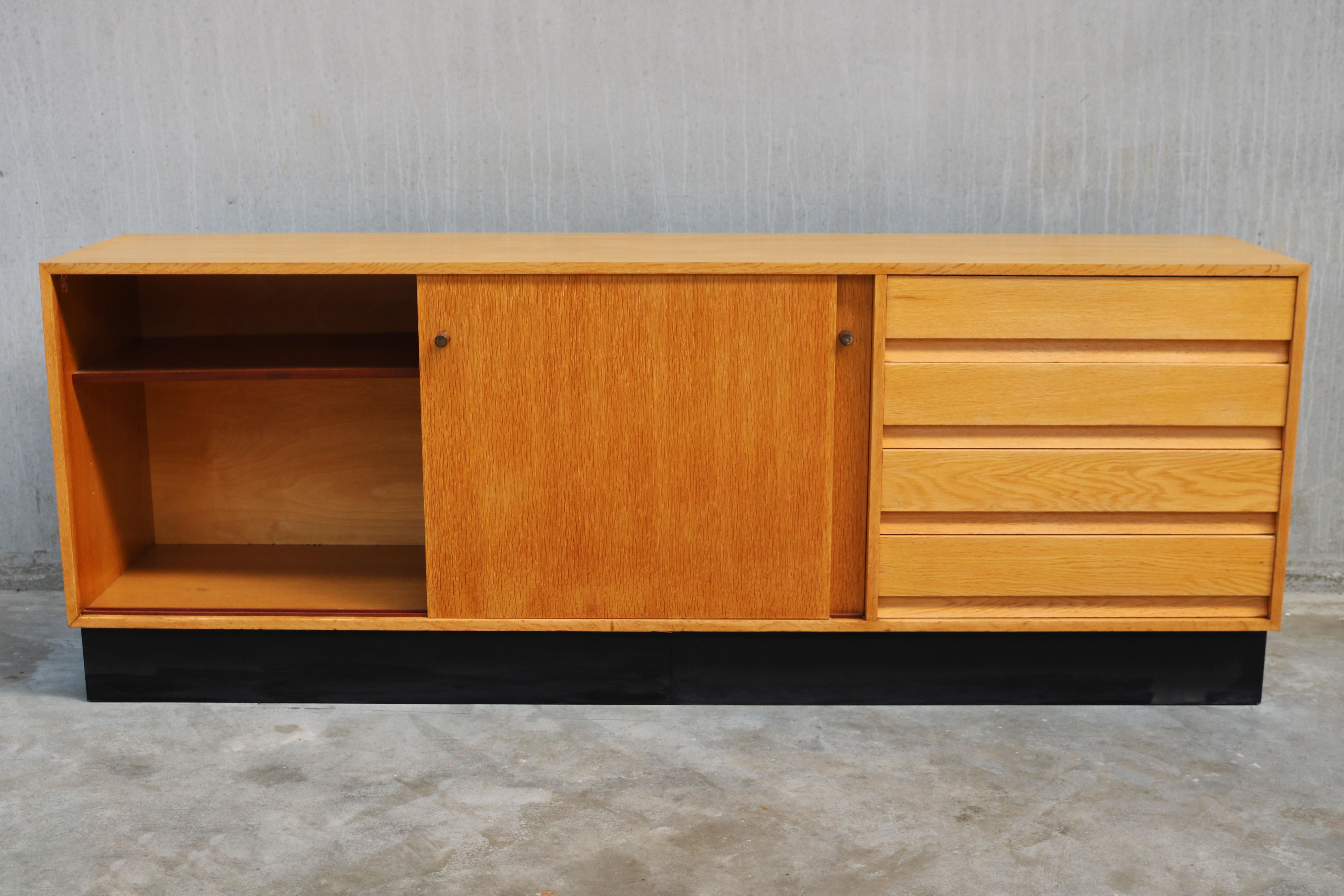 Metà XX secolo Modello di credenza di design: Abstracta di Jos De Mey per Van den Berghe-Pauvers Oak in vendita
