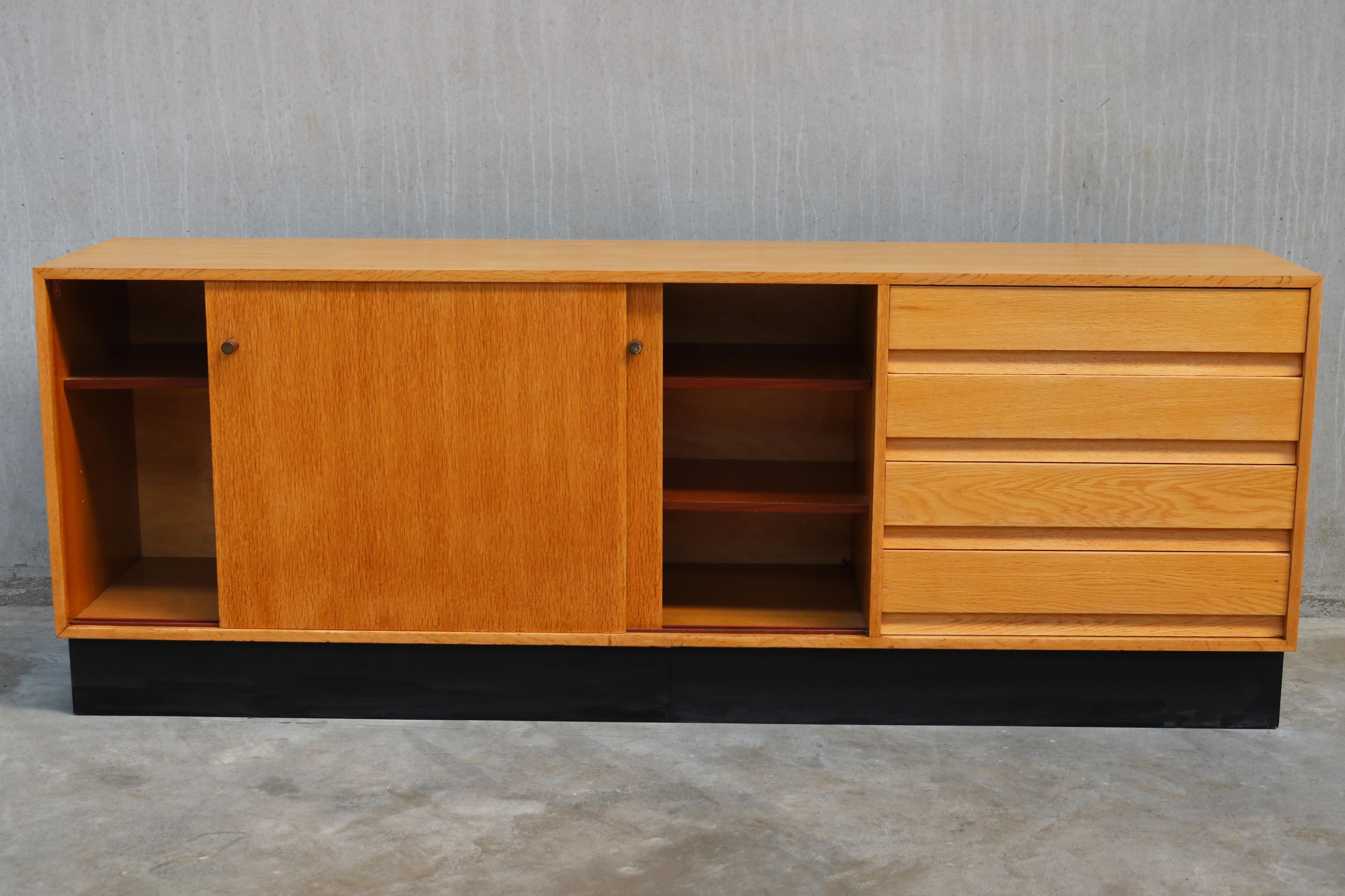 Ottone Modello di credenza di design: Abstracta di Jos De Mey per Van den Berghe-Pauvers Oak in vendita