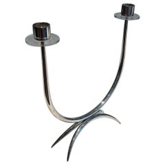 Candelabro de diseño en metal plateado y lucita