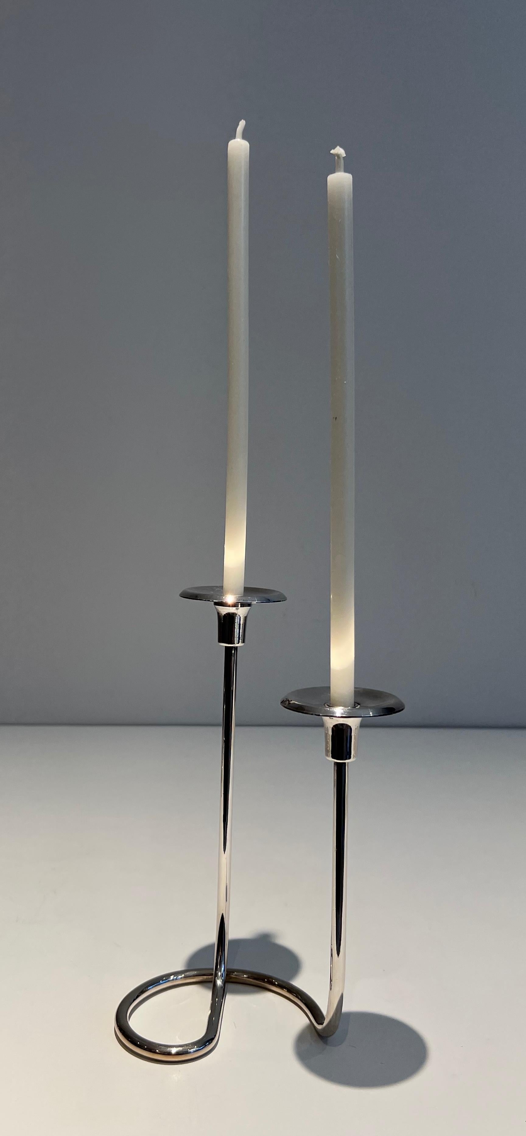 Ce très beau bougeoir design à 2 bougies est en métal argenté et en lucite. Il s'agit d'un ouvrage français. Circa 1970