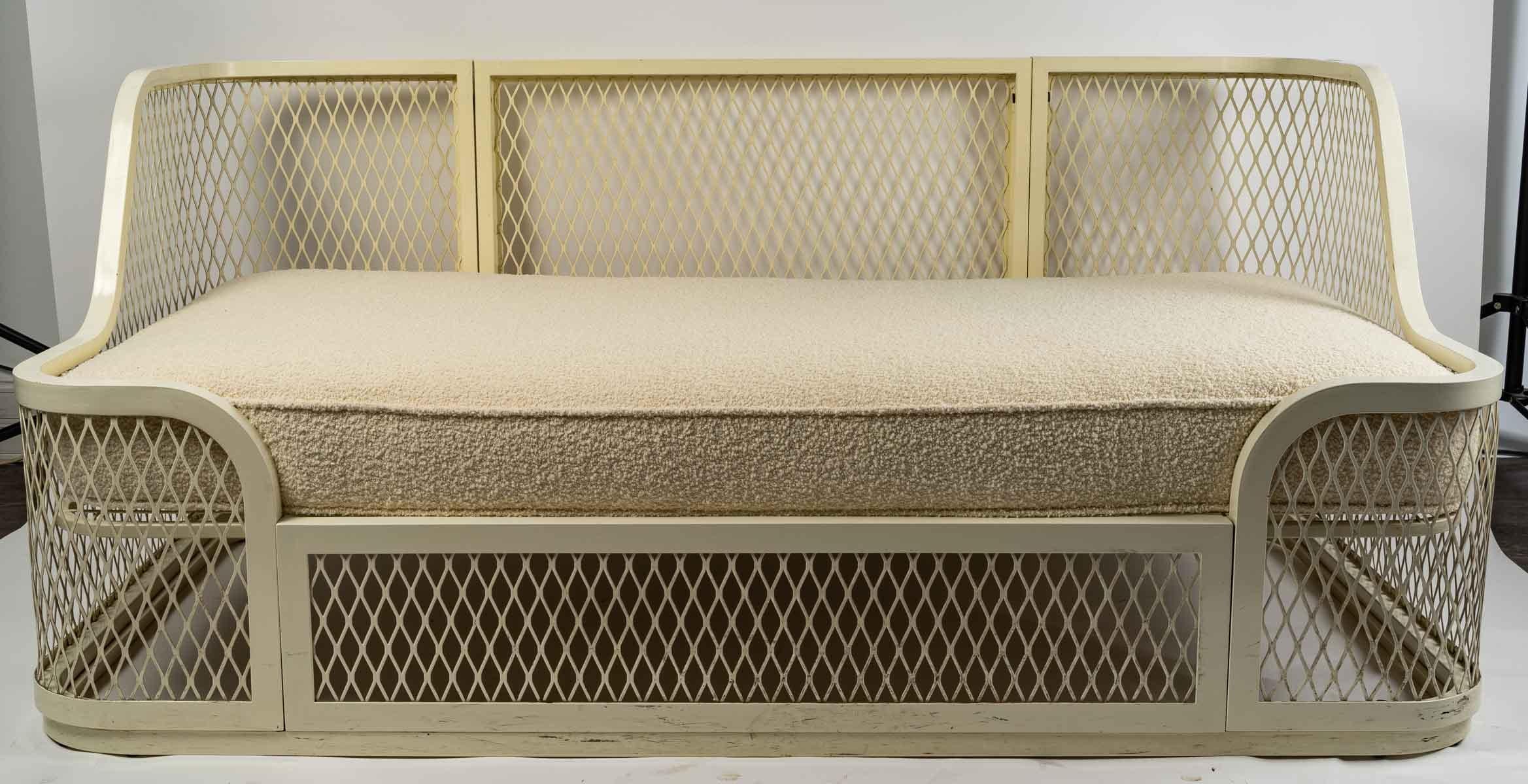 Design-Sofa 1980 aus weiß lackiertem Metall und Kissen.
Maße: H: 71 cm, B: 161 cm, T: 86 cm.