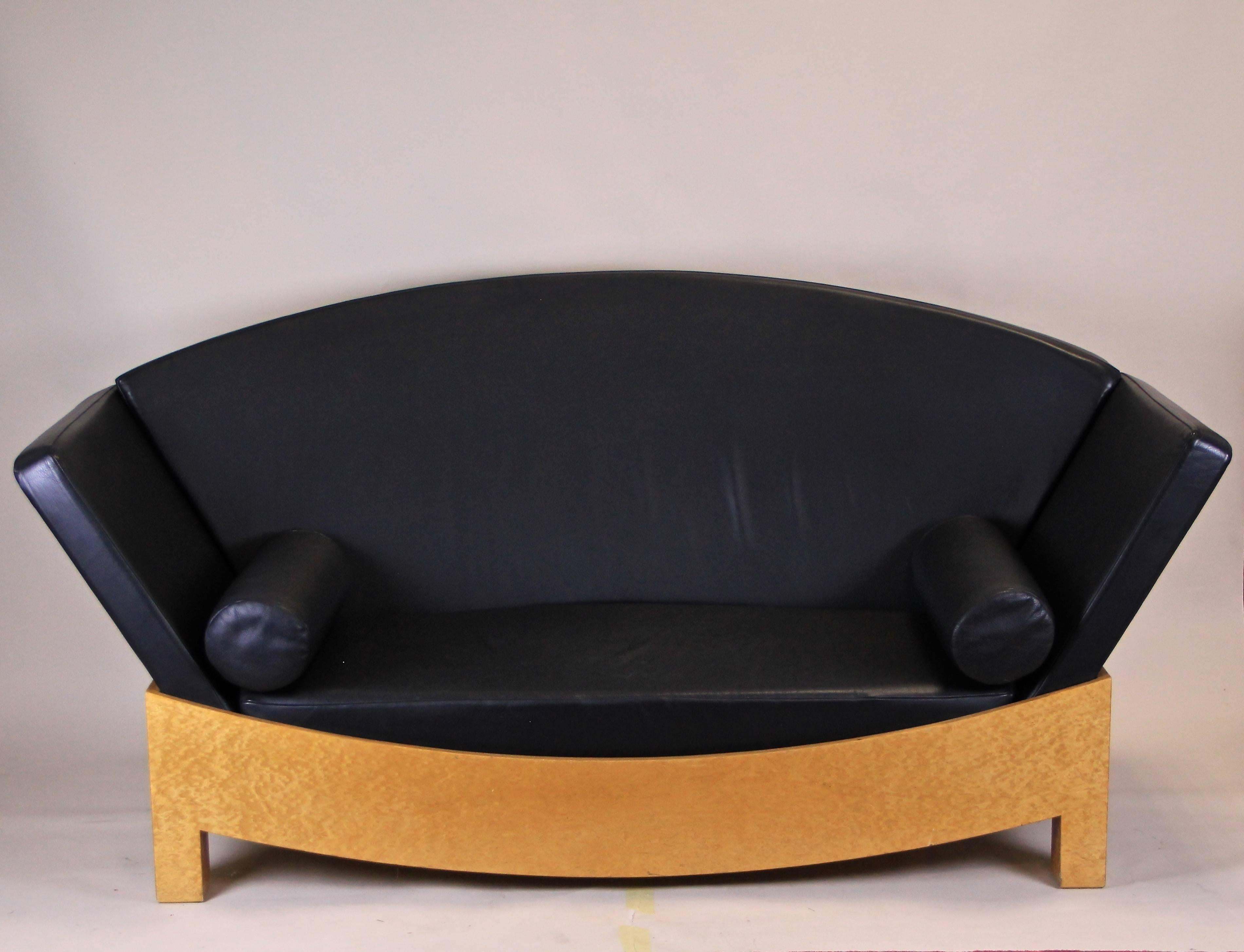 Hervorragendes:: seltenes Design-Sofa:: entworfen von Hans Hollein für Poltronova. Dieses postmoderne Sofa:: das um 1980 in Italien entstand:: ist eine absolute Design-Ikone. Das Untergestell ist mit einem wunderschönen Vogelaugenahornfurnier