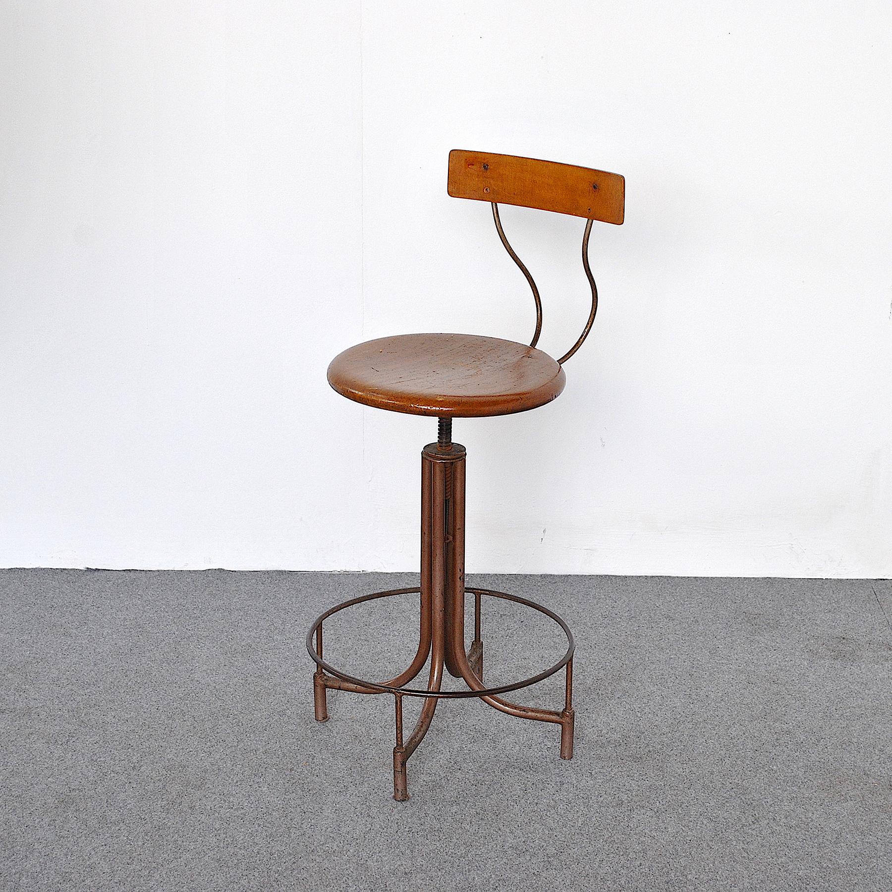 Italian Industrial archeology technical stool from the 1940s.

The stool can be adjusted in height by +/- 5 cm in reference to the standard height.