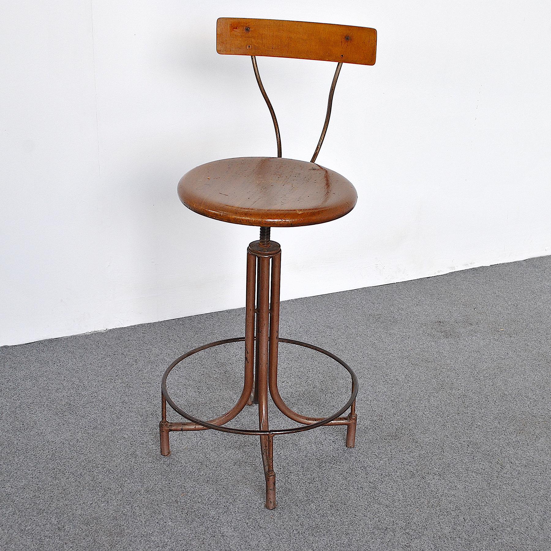 Design Stool Adjustable in Height Italian Production of the 40s In Good Condition For Sale In bari, IT