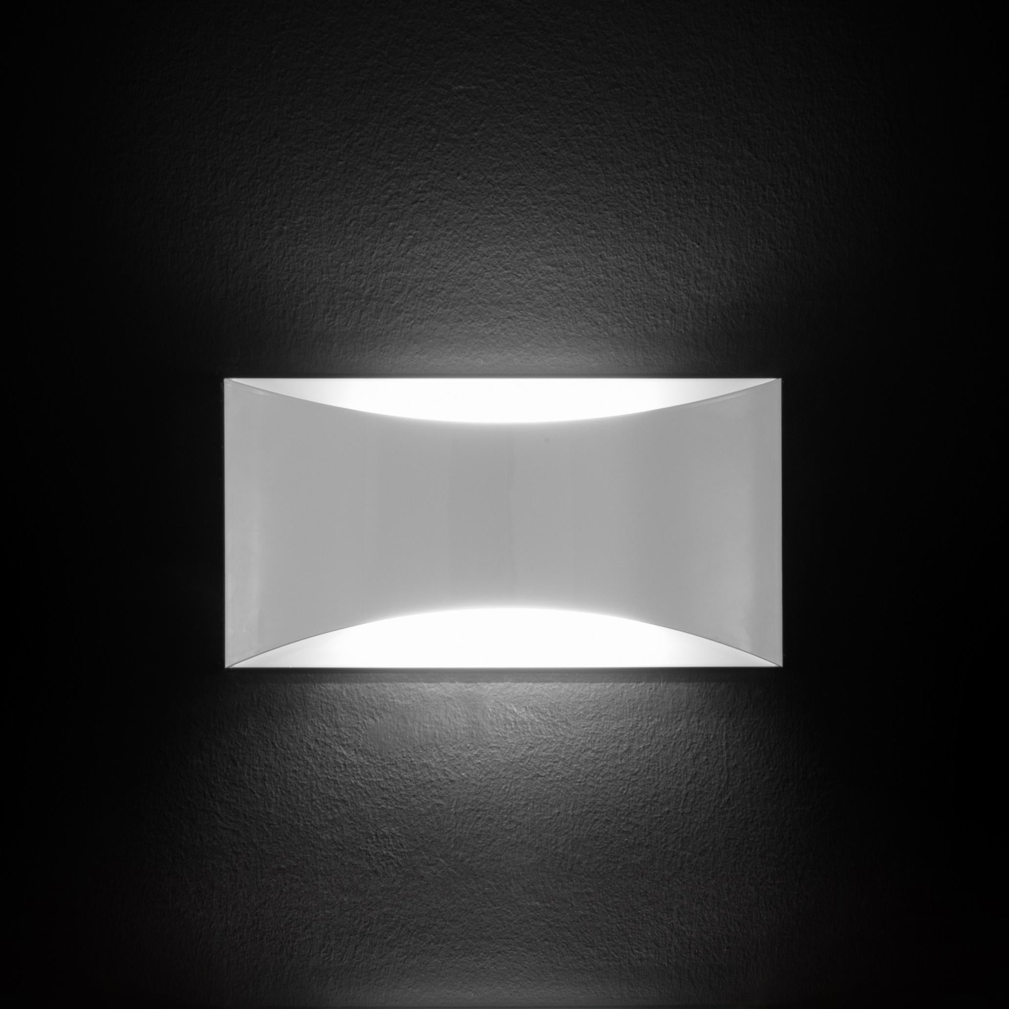 Mid-Century Modern Design A 63 Wall Lamp 'Kelly' White by Oluce en vente