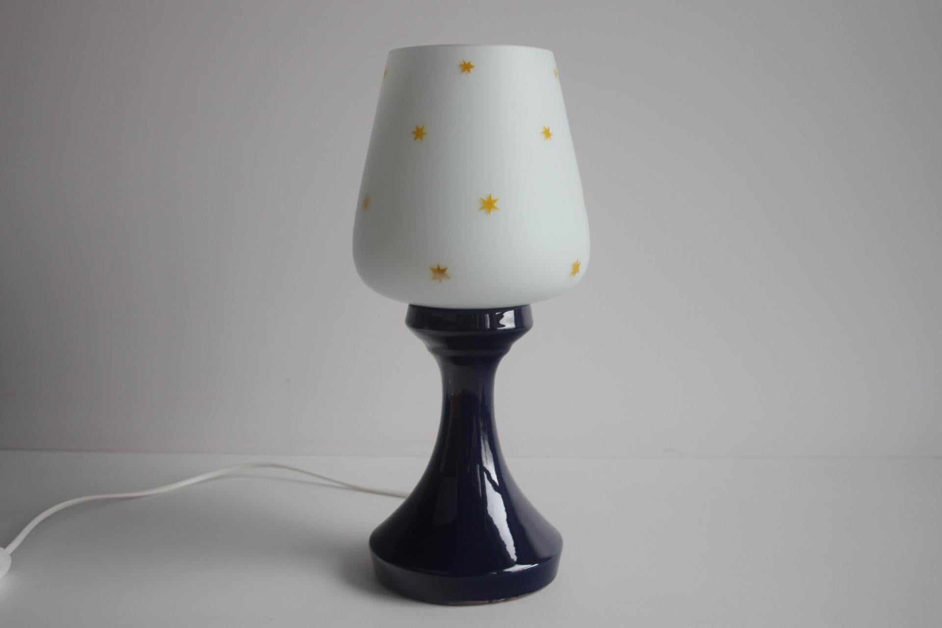 
Lampe mit einem Schirm aus Milchglas und einem Sockel aus glasierter Keramik
Schönes Wohnaccessoire
Ausgestattet mit neuer Elektrizität
1xE27 oder E26 Glühbirne
Inklusive US-Adapter
Ursprünglicher Zustand