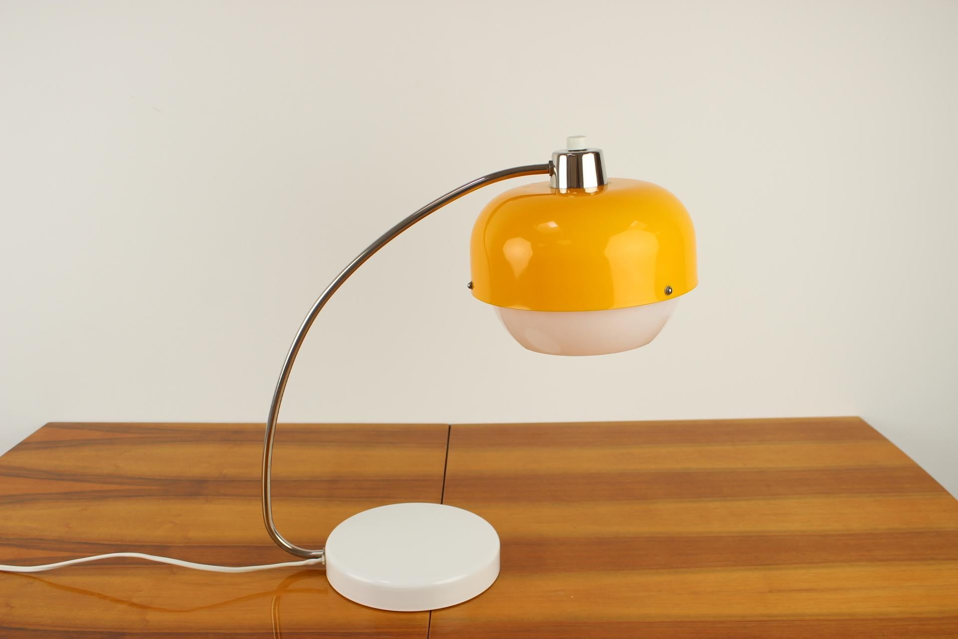 italien Lampe de table design dans le style de Guzzini, années 1970 en vente