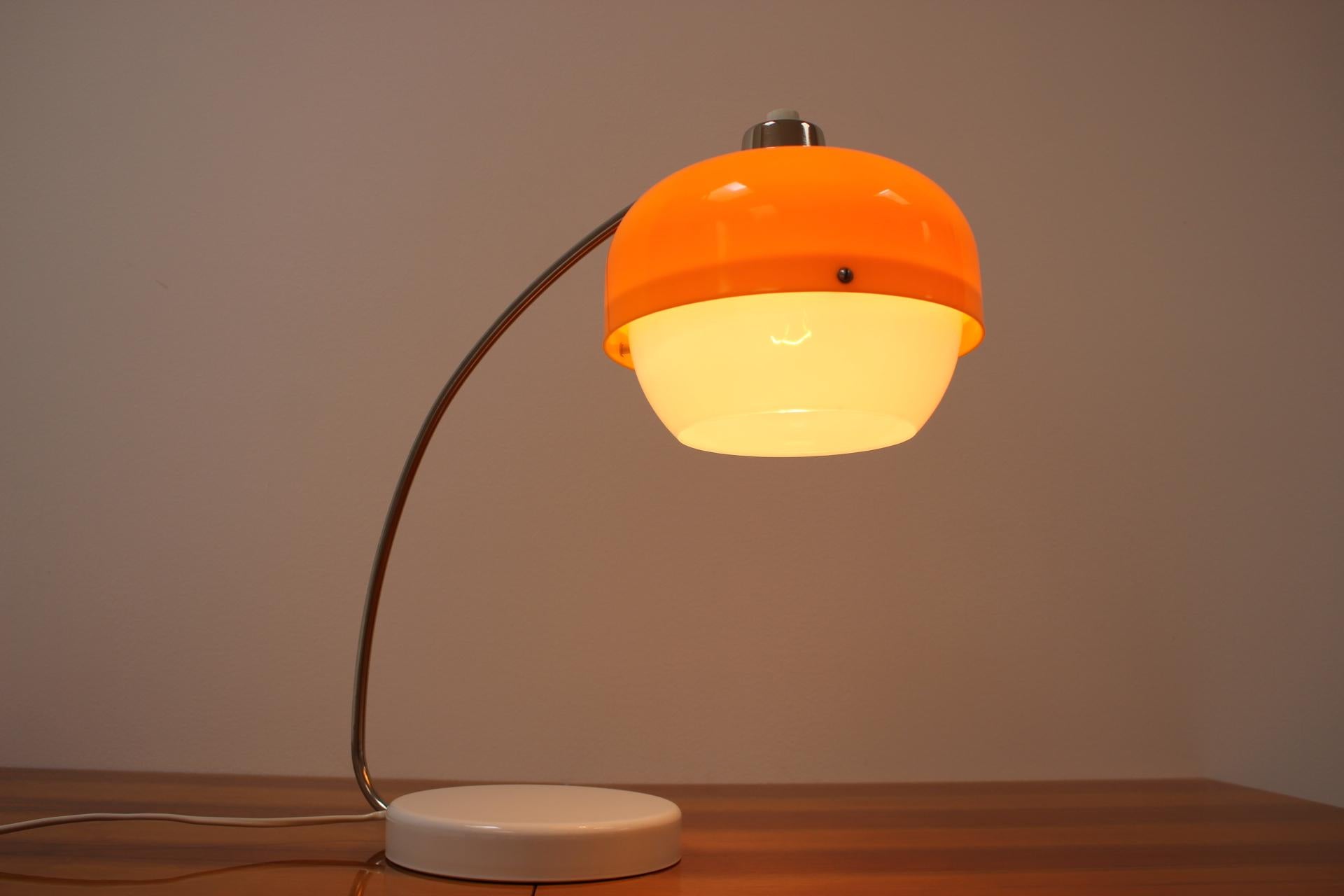 Lampe de table design dans le style de Guzzini, années 1970 en vente 1