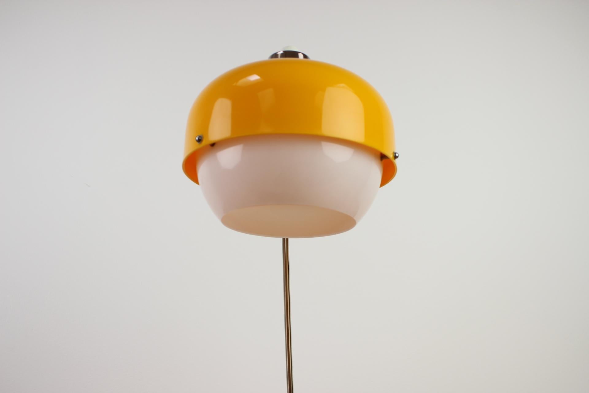 Lampe de table design dans le style de Guzzini, années 1970 en vente 2