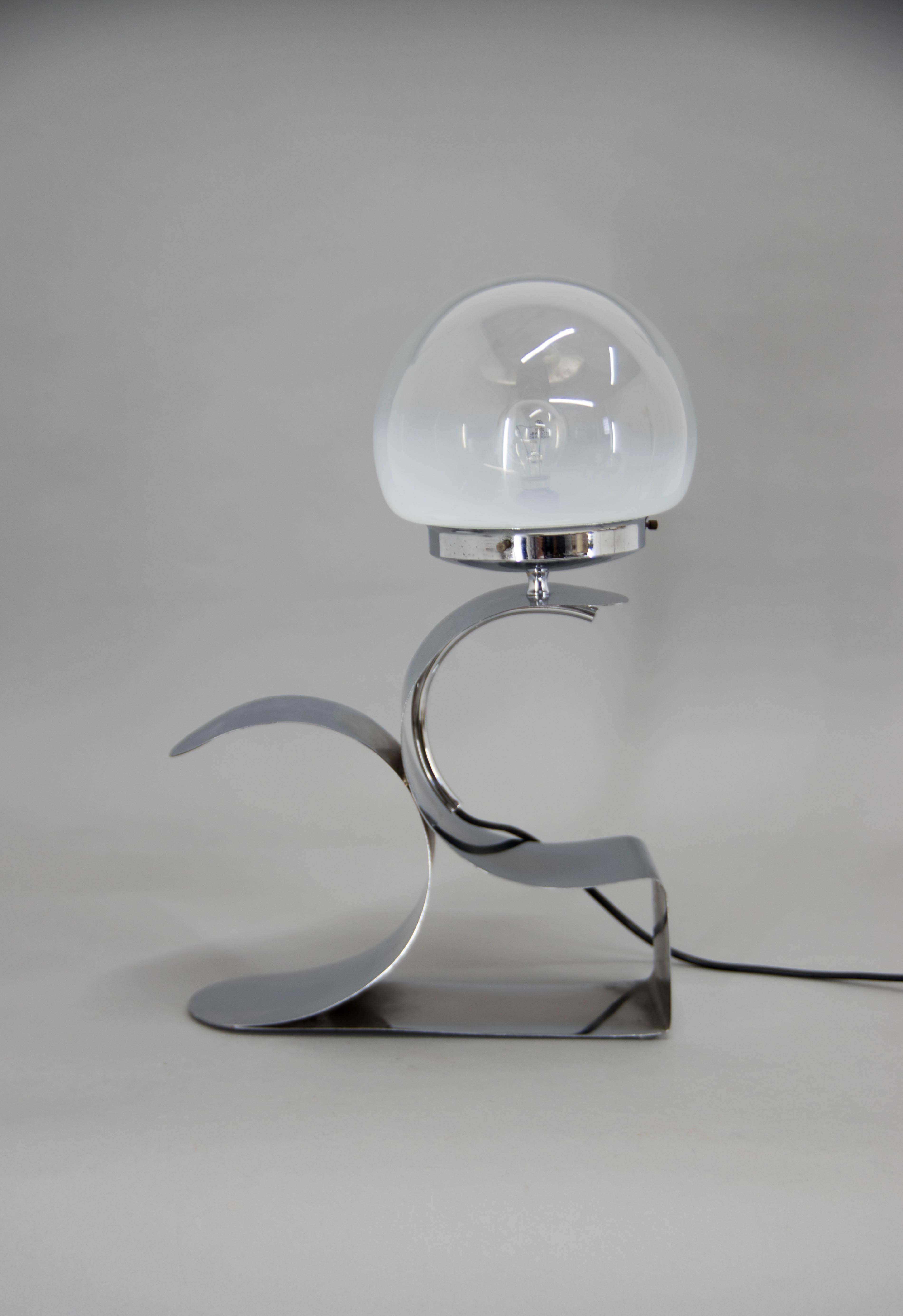 Eye-catching design lamp with chrome-plated base and murano glass shade.
Very good original condition.
1x40W, E12-E14 bulb.
US plug adapter included.