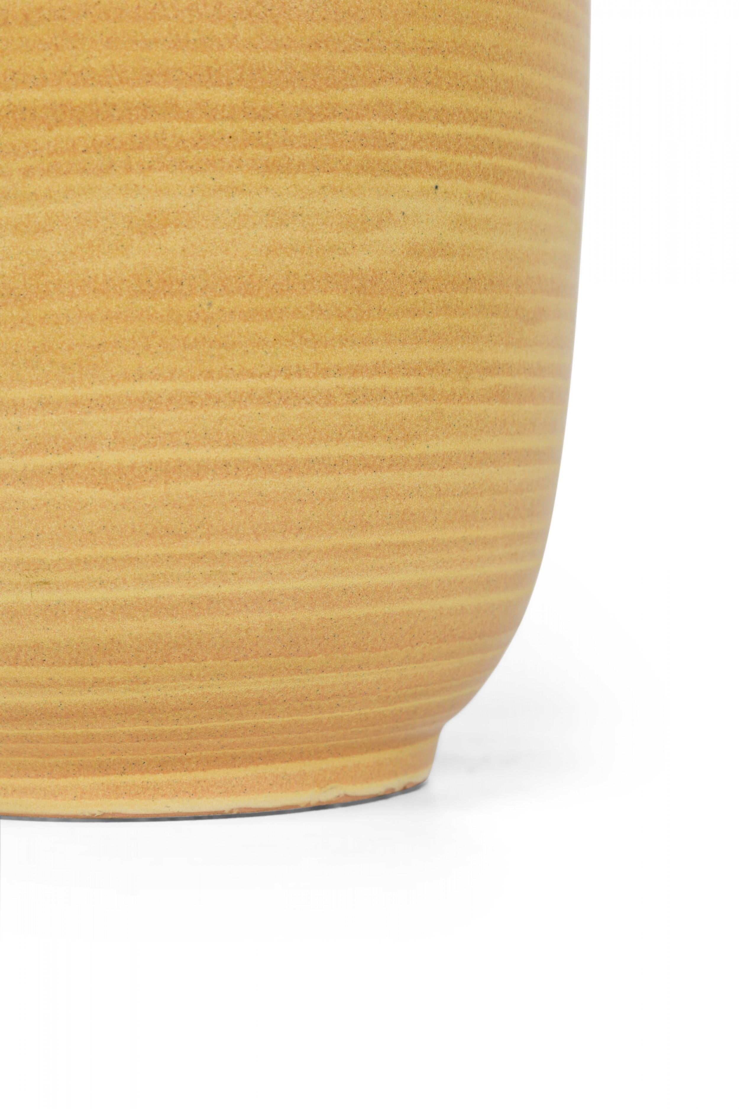 Design Technics Amerikanische Keramikflaschen-Tischlampe, senffarben glasiert im Angebot 1