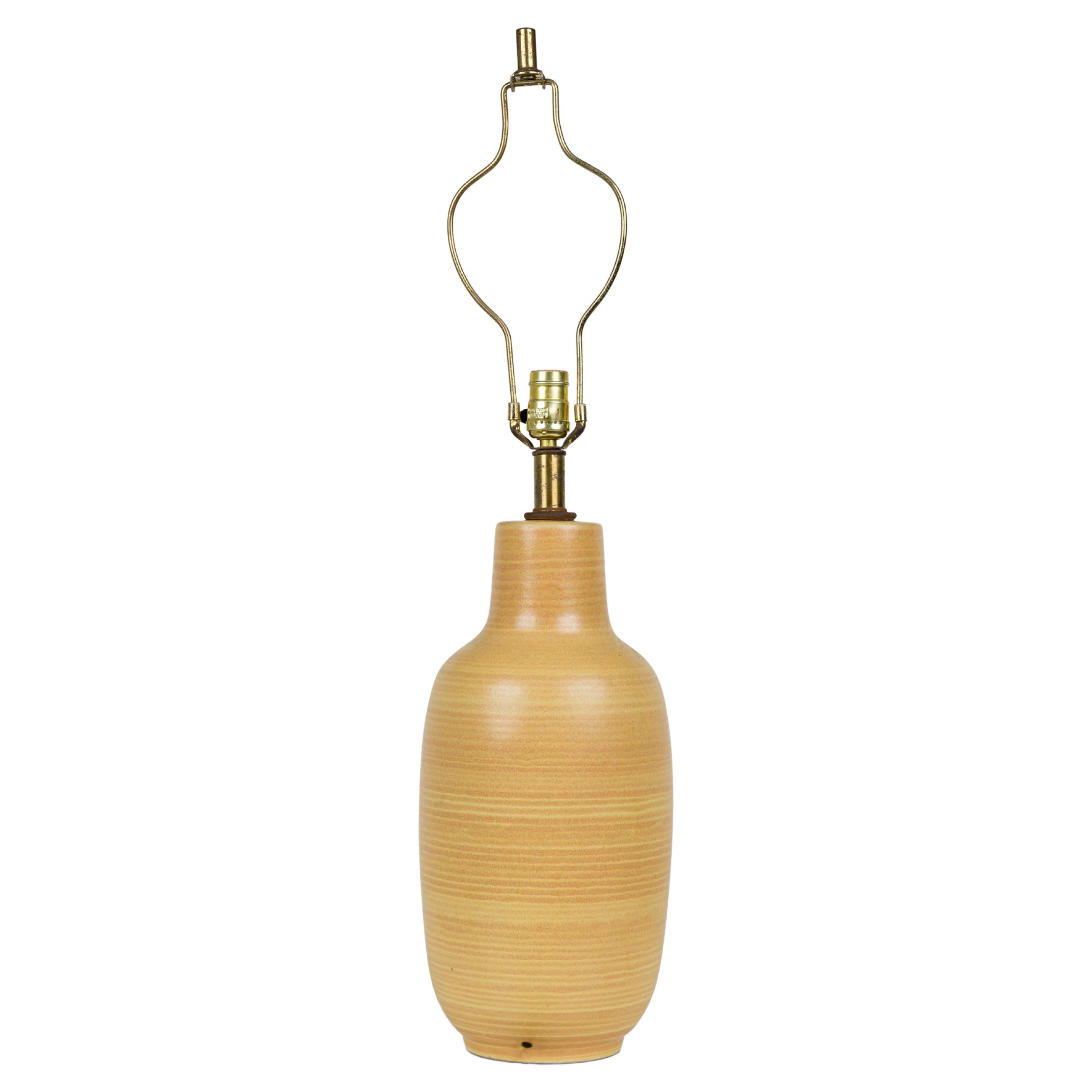 Lampe de bureau en forme de bouteille en céramique émaillée moutarde de Design Technics