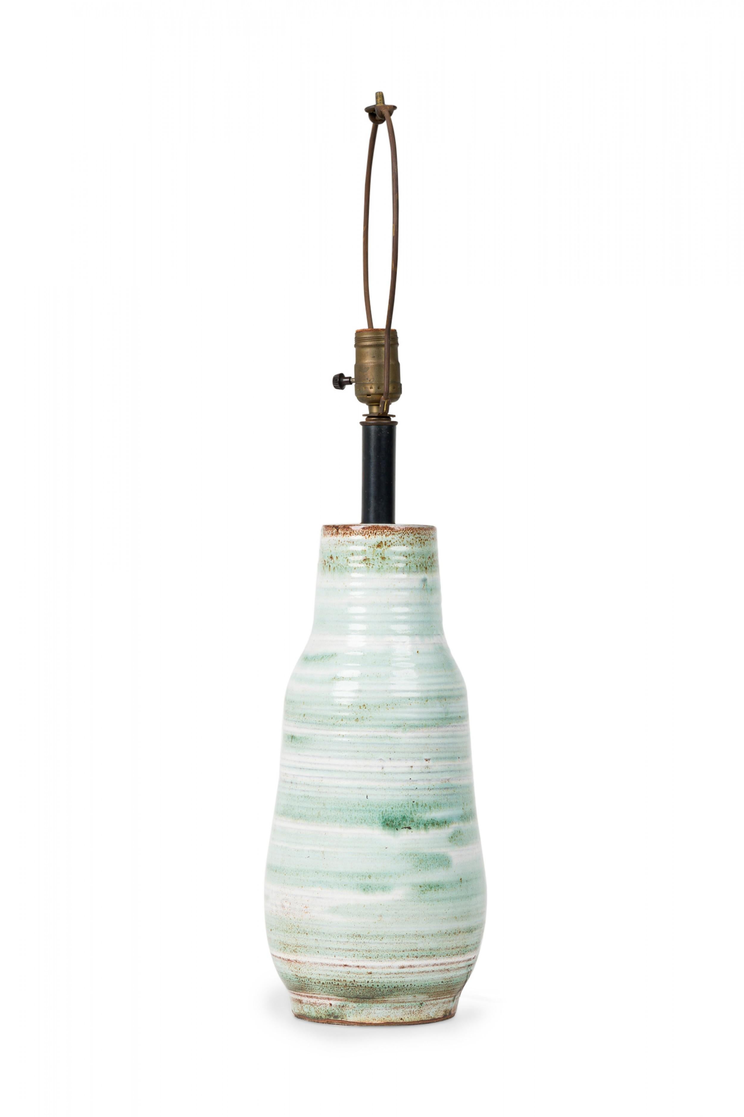 Américain Lampe de bureau en céramique verte et blanche peinte à la main par Design Technics en vente