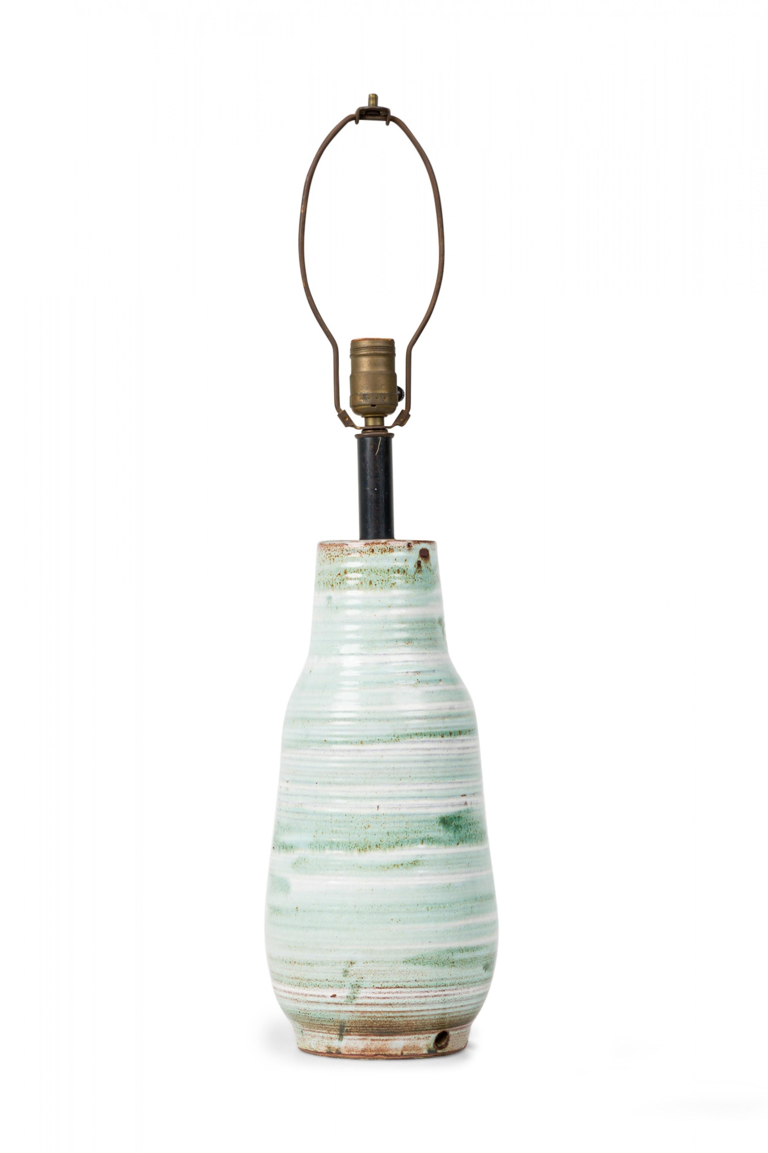 Métal Lampe de bureau en céramique verte et blanche peinte à la main par Design Technics en vente