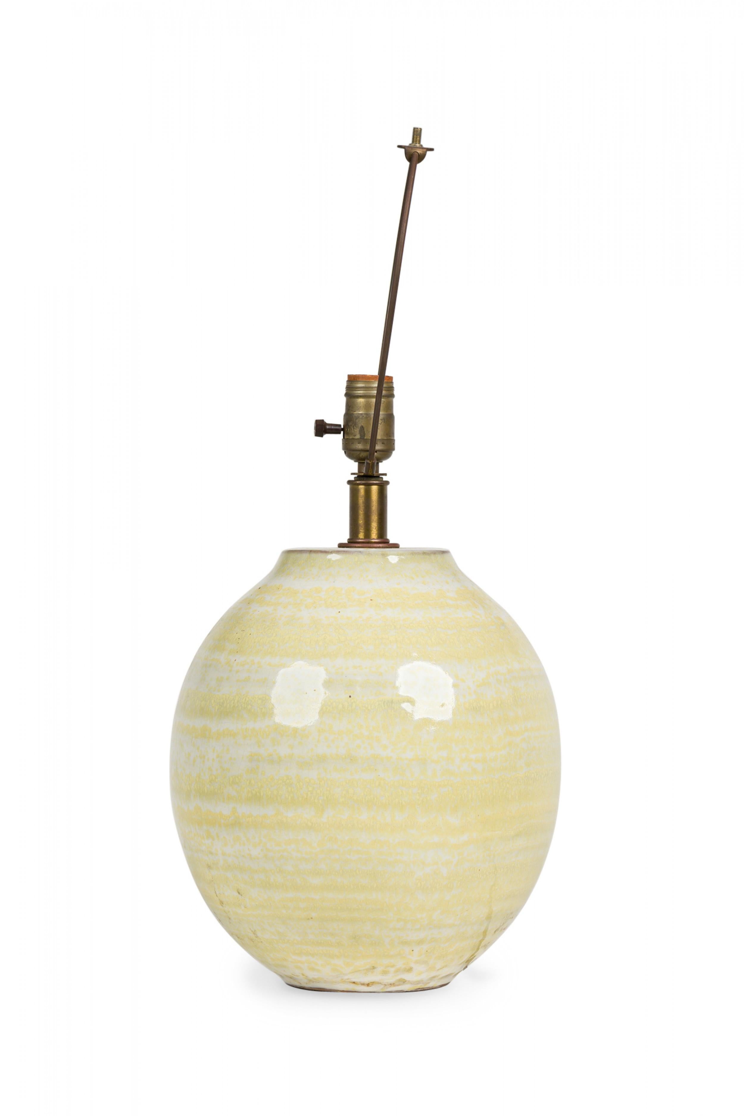 Métal Lampe de bureau américaine en céramique jaune canari peinte à la main Design Technics en vente