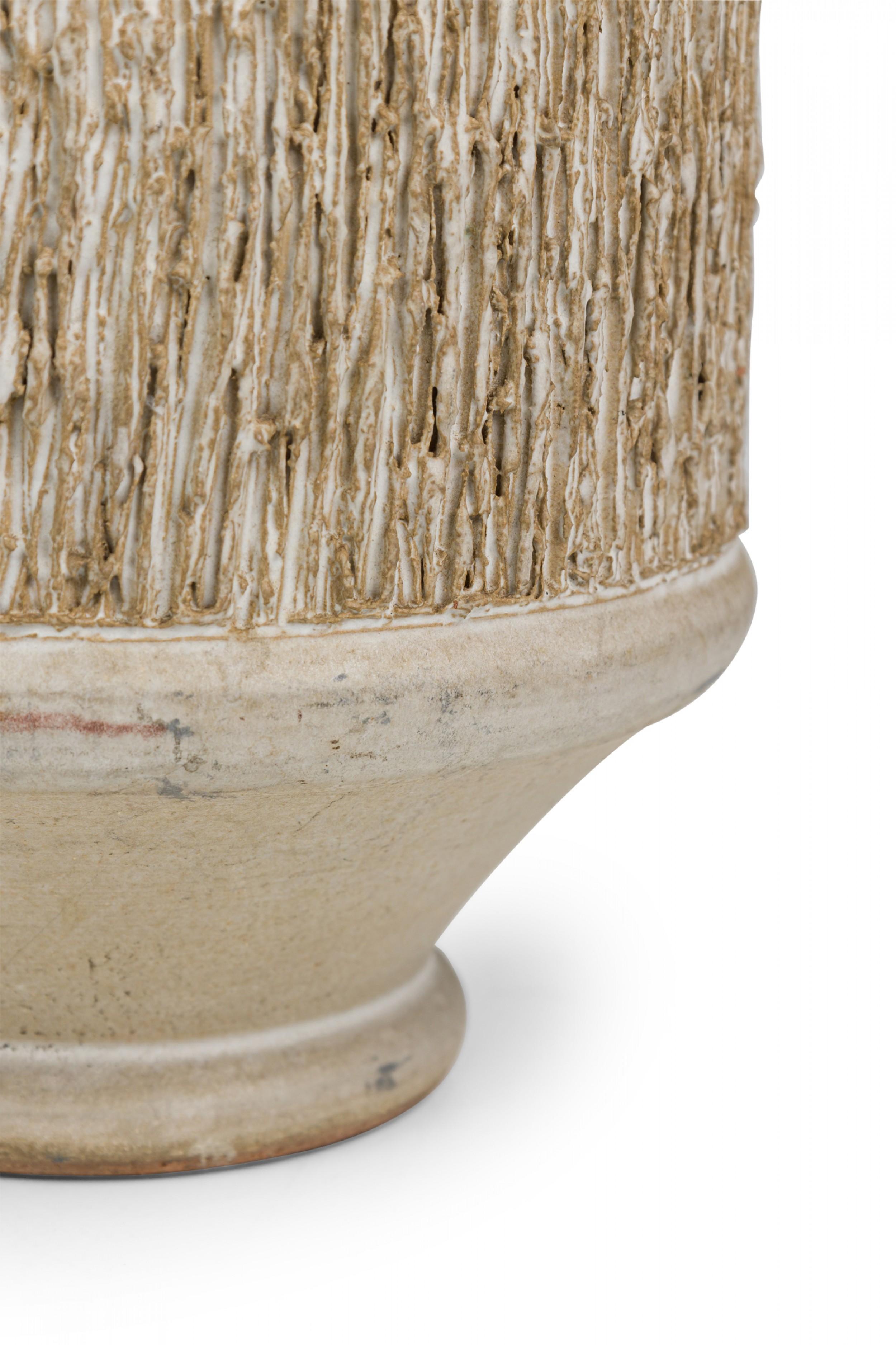 Amerikanische Keramik-Tischlampe mit schwerer Textur und Chalkglasur, Design Technics (20. Jahrhundert) im Angebot