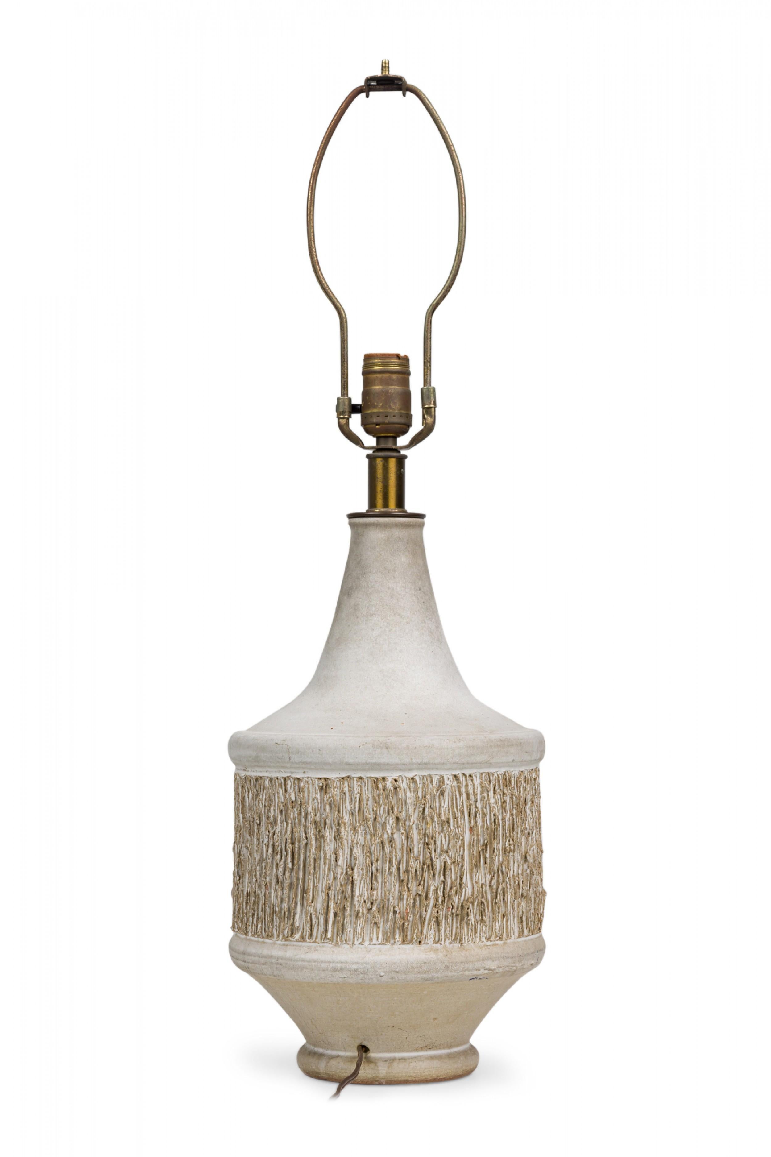 Lampe de bureau en céramique américaine émaillée beige à la texture épaisse Design Technics en vente 1