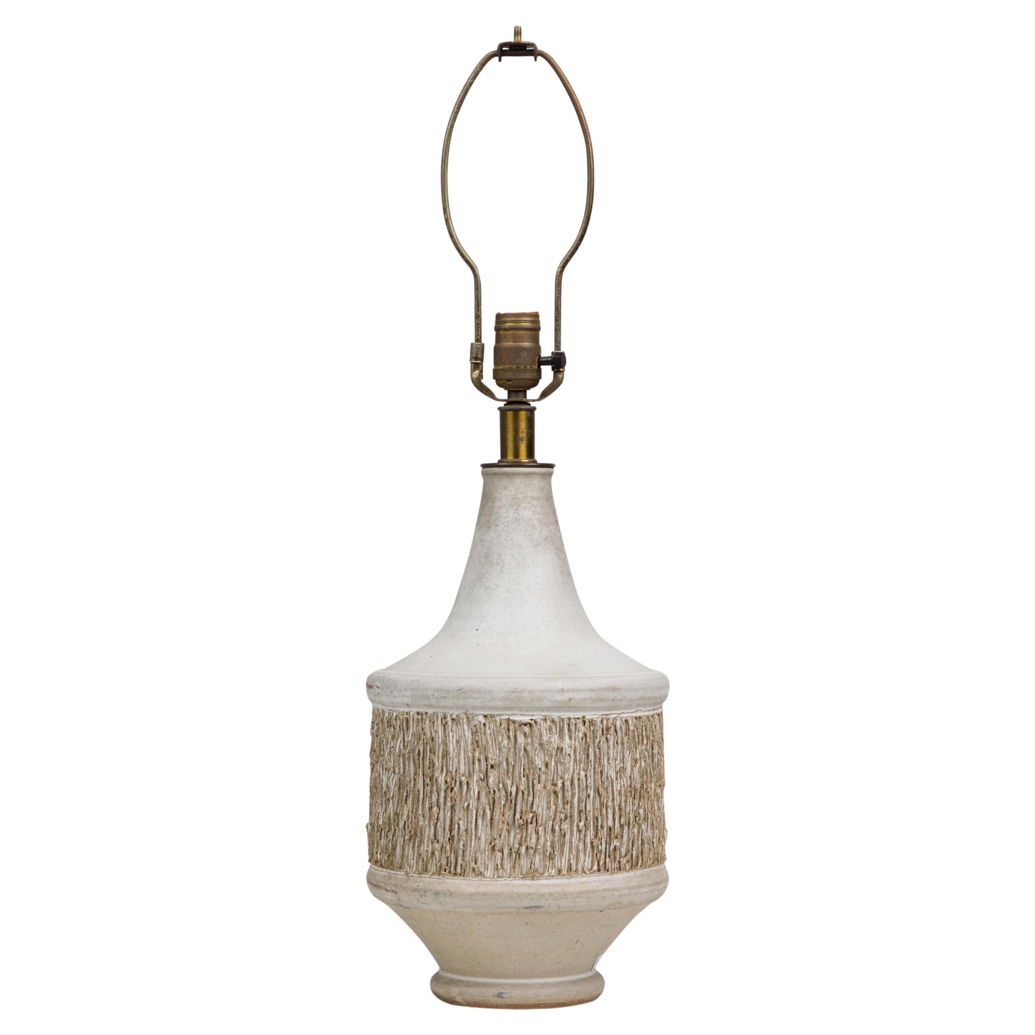 Lampe de bureau en céramique américaine émaillée beige à la texture épaisse Design Technics en vente